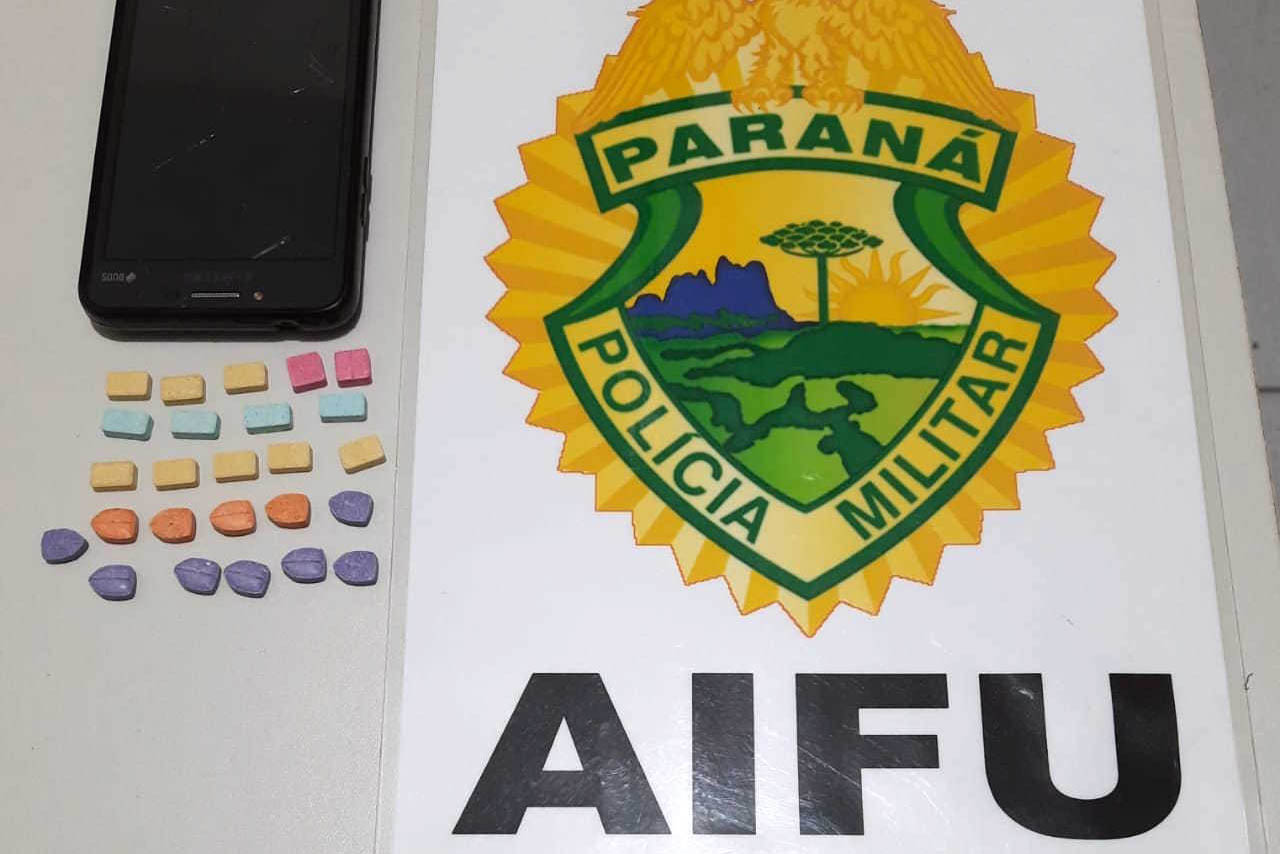 As equipes da Ação Integrada de Fiscalização Urbana (AIFU), coordenada pela Polícia Militar, fecharam cinco estabelecimentos comerciais e dispersaram mais de 800 pessoas durante abordagens em Curitiba. As ações começaram no início da noite de sexta-feira (06/08) e se extenderam até às cinco horas da manhã deste sábado (07/08) em diversos bairros da capital.  -  Curitiba, 07/08/2021 -  Foto: PMPR
