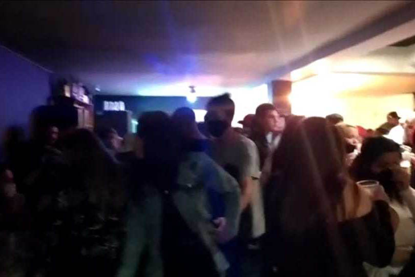 As equipes da Ação Integrada de Fiscalização Urbana (AIFU), coordenada pela Polícia Militar, fecharam cinco estabelecimentos comerciais e dispersaram mais de 800 pessoas durante abordagens em Curitiba. As ações começaram no início da noite de sexta-feira (06/08) e se extenderam até às cinco horas da manhã deste sábado (07/08) em diversos bairros da capital.  -  Curitiba, 07/08/2021 -  Foto: PMPR