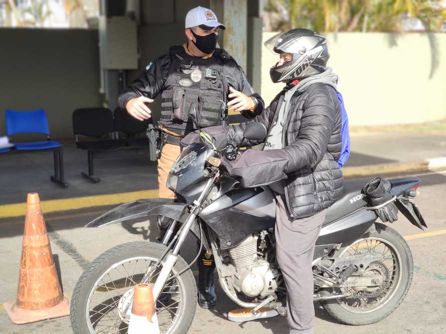 A moto é um dos veículos mais democráticos do brasileiro e alia custo benefício com praticidade num trânsito cada vez mais intenso no meio urbano.  -  Foto: BPTRAN-PR