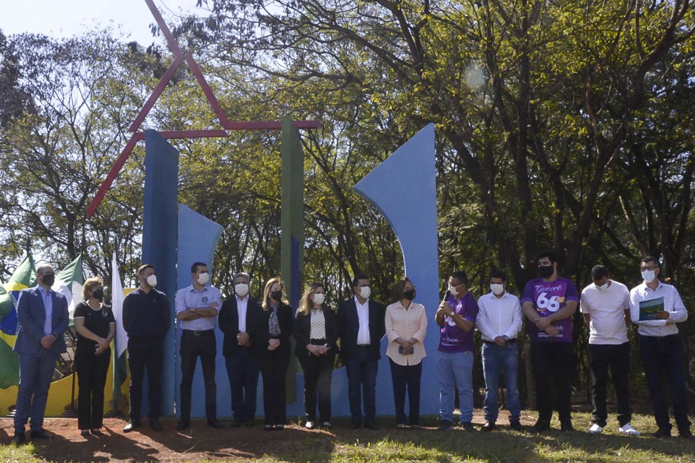 O descerramento de duas placas, uma sobre a data comemorativa em si e outra alusiva ao início do curso de Física Médica, marcou hoje (9) as celebrações oficiais sobre os 30 anos do Câmpus Regional de Goioerê (CRG) da Universidade Estadual de Maringá (UEM). Foto:Assessoria de Imprensa da Prefeitura de Goioerê