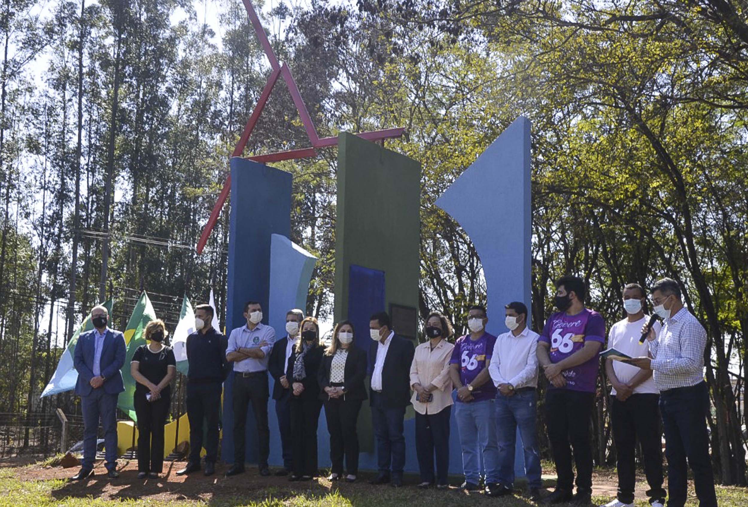 O descerramento de duas placas, uma sobre a data comemorativa em si e outra alusiva ao início do curso de Física Médica, marcou hoje (9) as celebrações oficiais sobre os 30 anos do Câmpus Regional de Goioerê (CRG) da Universidade Estadual de Maringá (UEM). Foto:Assessoria de Imprensa da Prefeitura de Goioerê