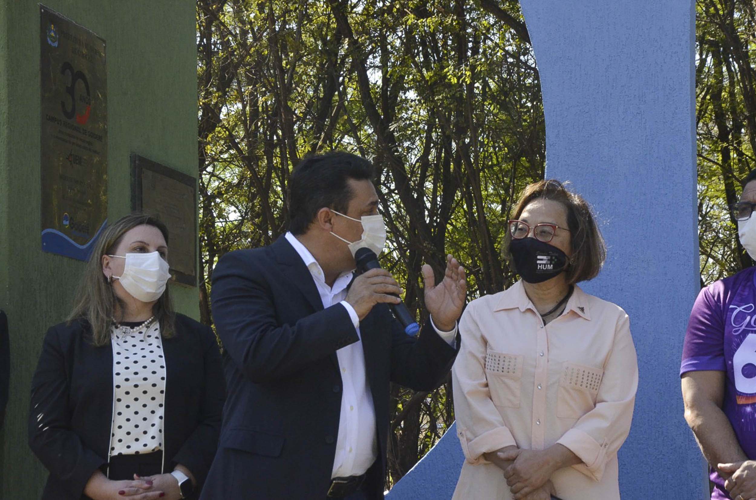 O descerramento de duas placas, uma sobre a data comemorativa em si e outra alusiva ao início do curso de Física Médica, marcou hoje (9) as celebrações oficiais sobre os 30 anos do Câmpus Regional de Goioerê (CRG) da Universidade Estadual de Maringá (UEM). Foto:Assessoria de Imprensa da Prefeitura de Goioerê