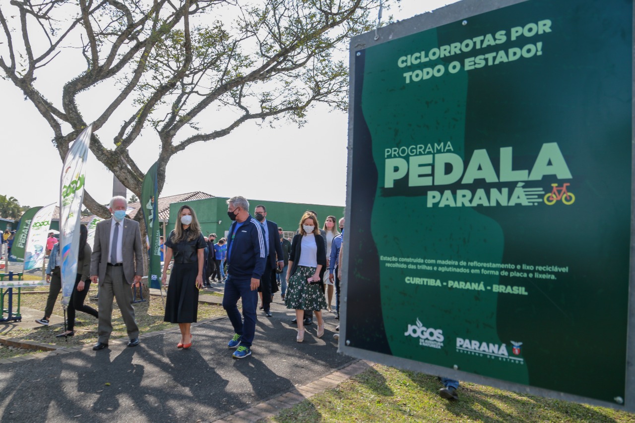 O Governo do Estado lança nesta terça-feira (10) o Programa Pedala Paraná. O vice-governador Darci Piana, a primeira-dama Luciana Saito Massa, o superintendente do Esporte, Helio Wirbiski, e o secretário de Estado da Saúde, Beto Preto, participam da cerimônia, que também reunirá ciclistas e a comunidade esportiva.Foto: Valdelino Pontes
