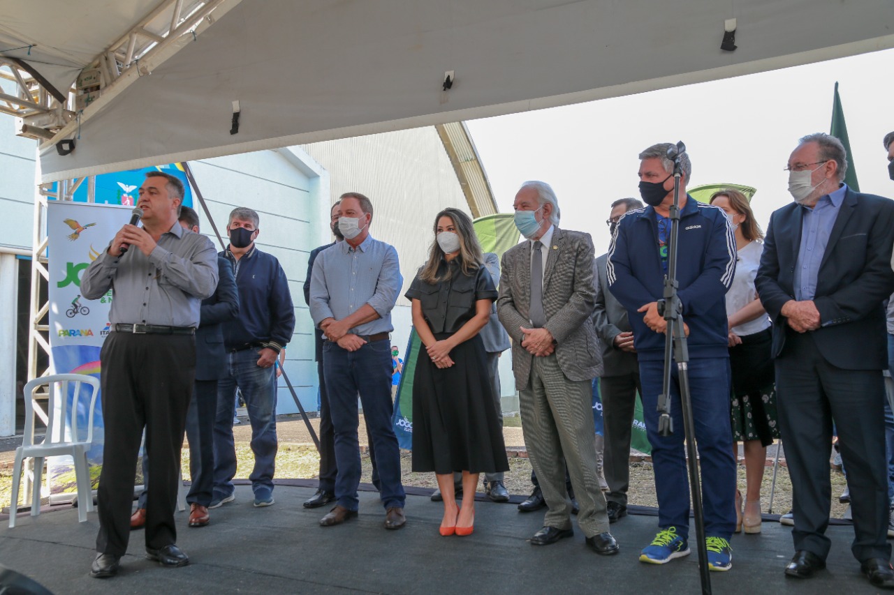 O Governo do Estado lança nesta terça-feira (10) o Programa Pedala Paraná. O vice-governador Darci Piana, a primeira-dama Luciana Saito Massa, o superintendente do Esporte, Helio Wirbiski, e o secretário de Estado da Saúde, Beto Preto, participam da cerimônia, que também reunirá ciclistas e a comunidade esportiva.Foto: Valdelino Pontes