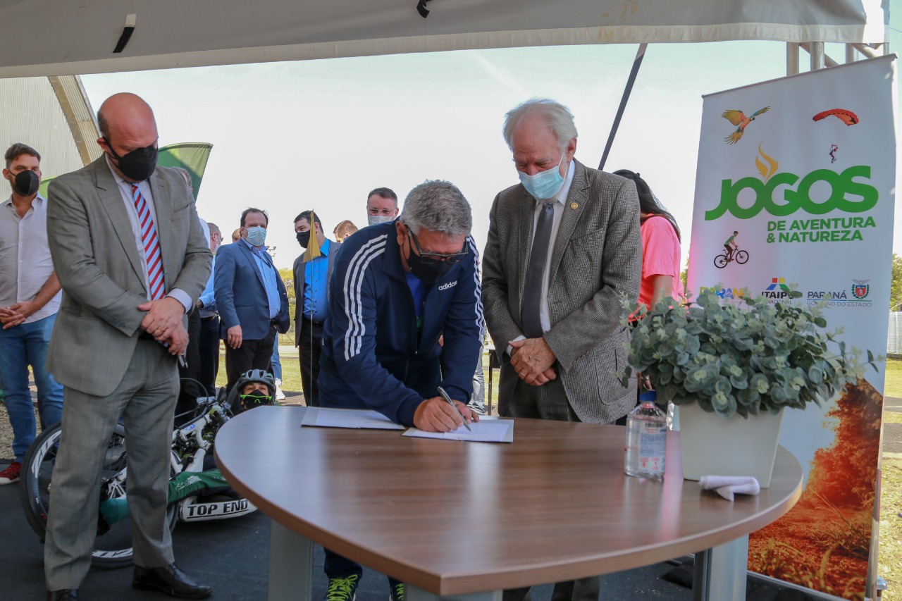 O Governo do Estado lança nesta terça-feira (10) o Programa Pedala Paraná. O vice-governador Darci Piana, a primeira-dama Luciana Saito Massa, o superintendente do Esporte, Helio Wirbiski, e o secretário de Estado da Saúde, Beto Preto, participam da cerimônia, que também reunirá ciclistas e a comunidade esportiva.Foto: Valdelino Pontes