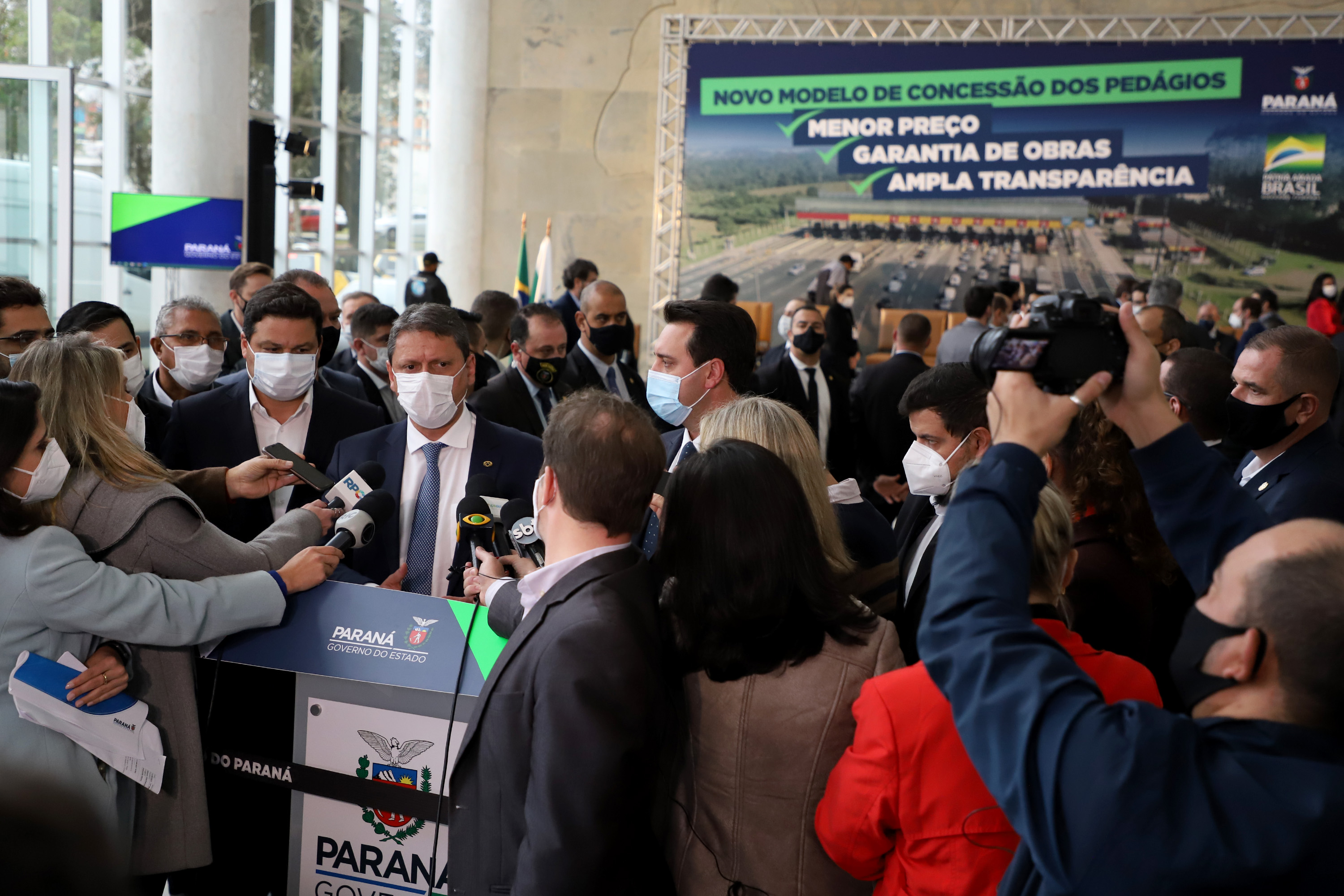 O governador Carlos Massa Ratinho Junior e o ministro da Infraestrutura, Tarcísio Gomes de Freitas, apresentam, os detalhes da nova concessão de 3,3 mil quilômetros de rodovias do Paraná. 
Foto: Ari Dias/AEN