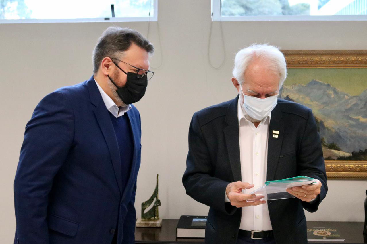 O governador Carlos Massa Ratinho Junior e o vice-governador Darci Piana foram homenageados nesta quarta-feira com troféus simbólicos como parte das comemorações dos 60 anos do Banco Regional de Desenvolvimento do Extremo Sul (BRDE), que ocorreu no dia 15 de junho. A solenidade foi no Palácio Iguaçu.  -  Curitiba, 12/08/2021  -  Foto: BRDE