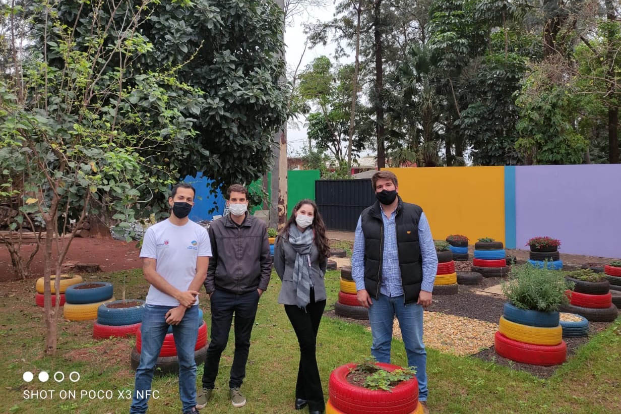 Os donativos arrecadados pela ação solidária do Escritório Regional do Instituto Água e Terra (IAT) em Foz do Iguaçu foram distribuídas nesta quinta-feira (12). A ação faz parte do Programa Paraná Mais Verde com doação de mudas nativas em troca de doações para ajudar famílias em situação de vulnerabilidade. - foz do iguaçu, 13/08/2021  -  Foto: IAT
