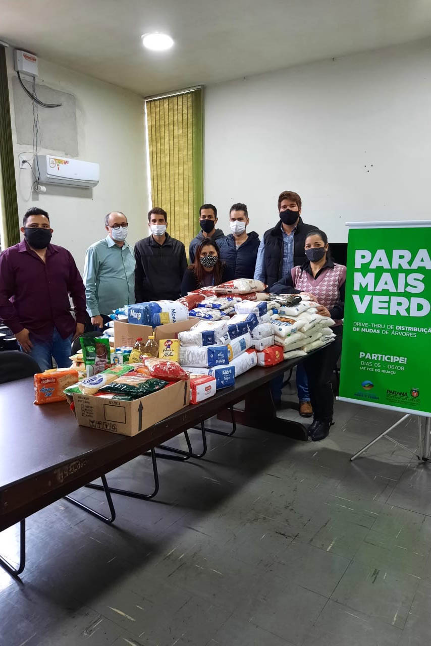 Os donativos arrecadados pela ação solidária do Escritório Regional do Instituto Água e Terra (IAT) em Foz do Iguaçu foram distribuídas nesta quinta-feira (12). A ação faz parte do Programa Paraná Mais Verde com doação de mudas nativas em troca de doações para ajudar famílias em situação de vulnerabilidade. - foz do iguaçu, 13/08/2021  -  Foto: IAT