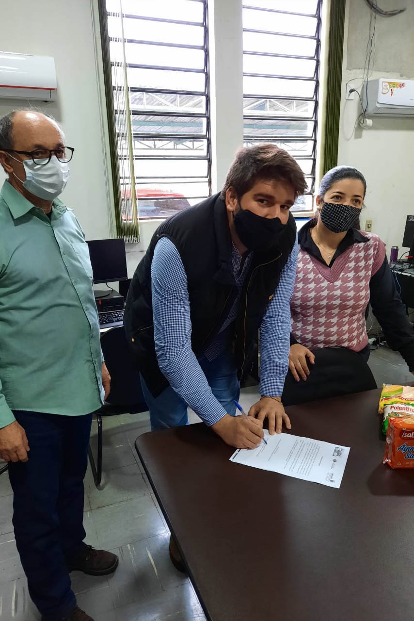 Os donativos arrecadados pela ação solidária do Escritório Regional do Instituto Água e Terra (IAT) em Foz do Iguaçu foram distribuídas nesta quinta-feira (12). A ação faz parte do Programa Paraná Mais Verde com doação de mudas nativas em troca de doações para ajudar famílias em situação de vulnerabilidade. - foz do iguaçu, 13/08/2021  -  Foto: IAT