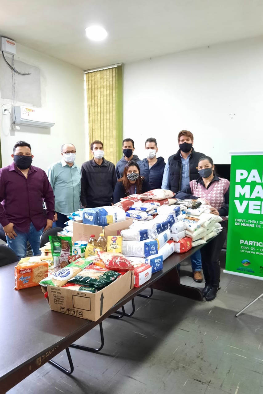 Os donativos arrecadados pela ação solidária do Escritório Regional do Instituto Água e Terra (IAT) em Foz do Iguaçu foram distribuídas nesta quinta-feira (12). A ação faz parte do Programa Paraná Mais Verde com doação de mudas nativas em troca de doações para ajudar famílias em situação de vulnerabilidade. - foz do iguaçu, 13/08/2021  -  Foto: IAT