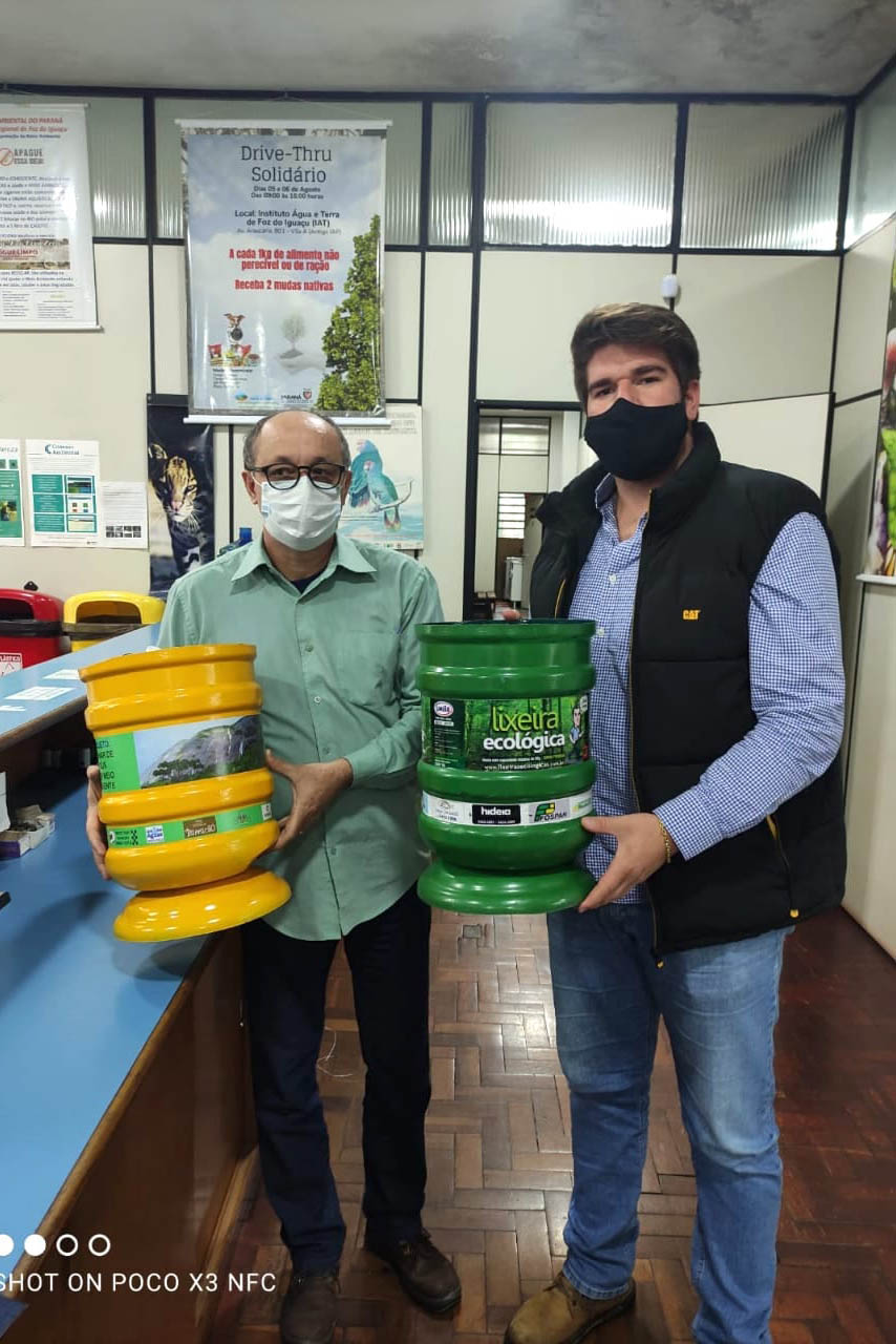 Os donativos arrecadados pela ação solidária do Escritório Regional do Instituto Água e Terra (IAT) em Foz do Iguaçu foram distribuídas nesta quinta-feira (12). A ação faz parte do Programa Paraná Mais Verde com doação de mudas nativas em troca de doações para ajudar famílias em situação de vulnerabilidade. - foz do iguaçu, 13/08/2021  -  Foto: IAT