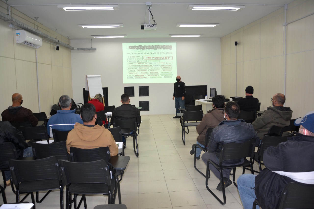 Agentes penitenciários do Departamento Penitenciário do Paraná participaram do curso Noções de Inteligência Penitenciária, promovida pela Escola de Formação e Aperfeiçoamento Penitenciário (Espen). Dividido em etapas, o curso teve término na última semana, em Curitiba.  -  Curitiba, 19/08/2021  -  Foto: Depen-Paraná