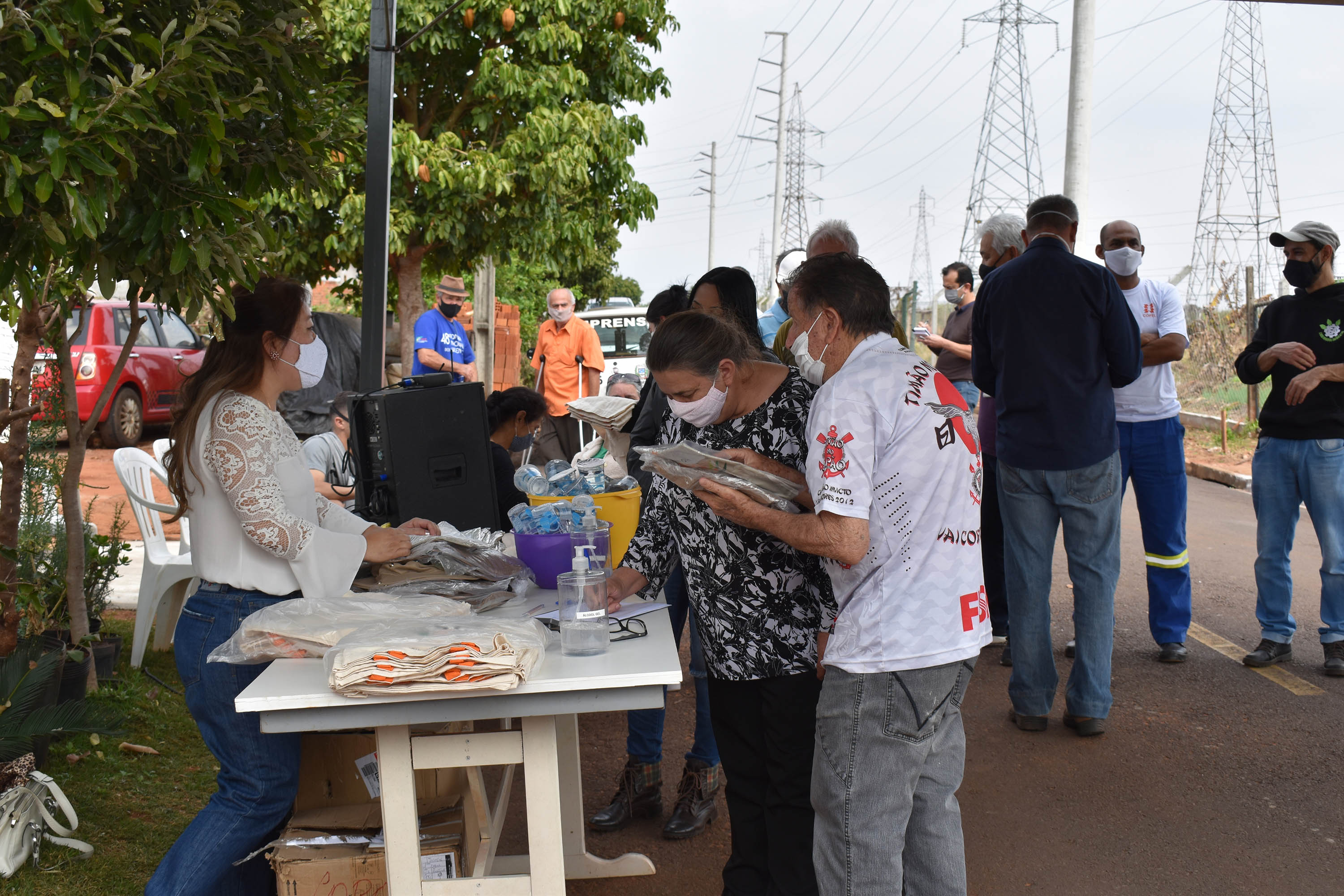 O programa Cultivar Energia oficializou a destinação de uma área sob linhas de alta tensão em Umuarama, Noroeste do Estado, para a produção de alimentos e geração de renda através do cultivo de hortas comunitárias. Na foto, Facilitadora_Elisa_Nagahama_recebe_as_famílias -  Curitiba, 20/08/2021  -  Foto: Rakelly Calliari/Copel