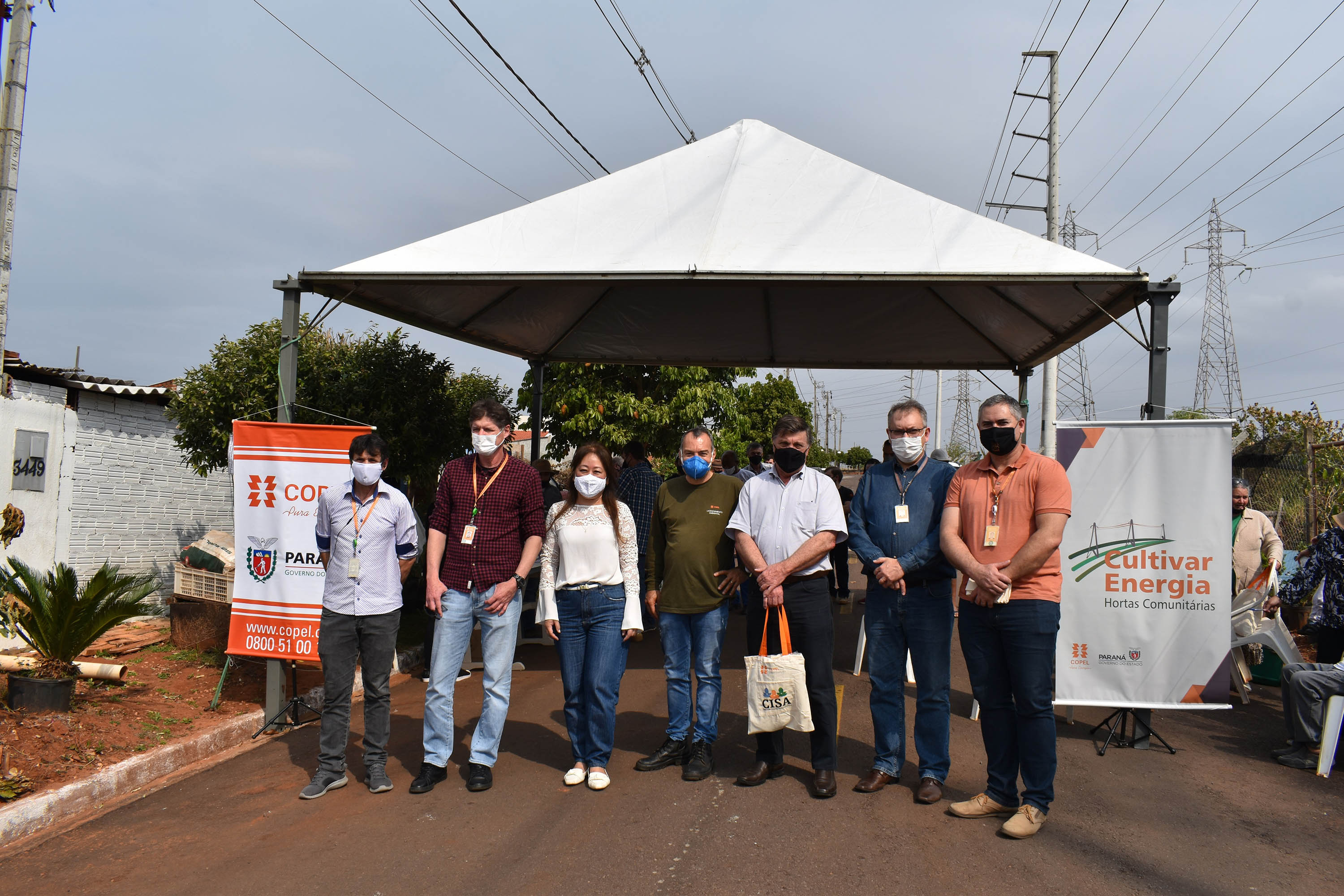 O programa Cultivar Energia oficializou a destinação de uma área sob linhas de alta tensão em Umuarama, Noroeste do Estado, para a produção de alimentos e geração de renda através do cultivo de hortas comunitárias. Na foto, Equipe_da_Copel_com_o_prefeito_Celso_Pozzobom  -  Curitiba, 20/08/2021  -  Foto: Rakelly Calliari/Copel