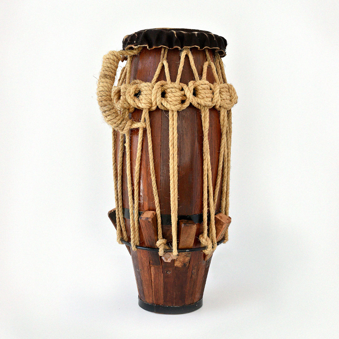 Mestre Paulão, integrante do Grupo Internacional Capoeira Aliance, município de Maringá, Parana. Atabaque, 2020  - Foto: Acervo MUPA