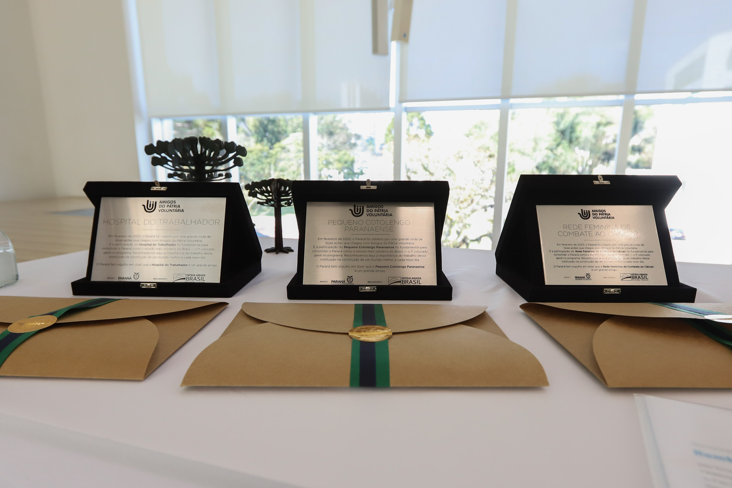 O governador Carlos Massa Ratinho Junior participa  nesta segunda-feira (23)  da premiação Amigos da Patria Voluntaria, ao lado da Presidente do conselho da Superintendência de Ação Solidária, a primeira-dama Luciana Saito Massa. 23/08/2021 - Foto: Geraldo Bubniak/AEN