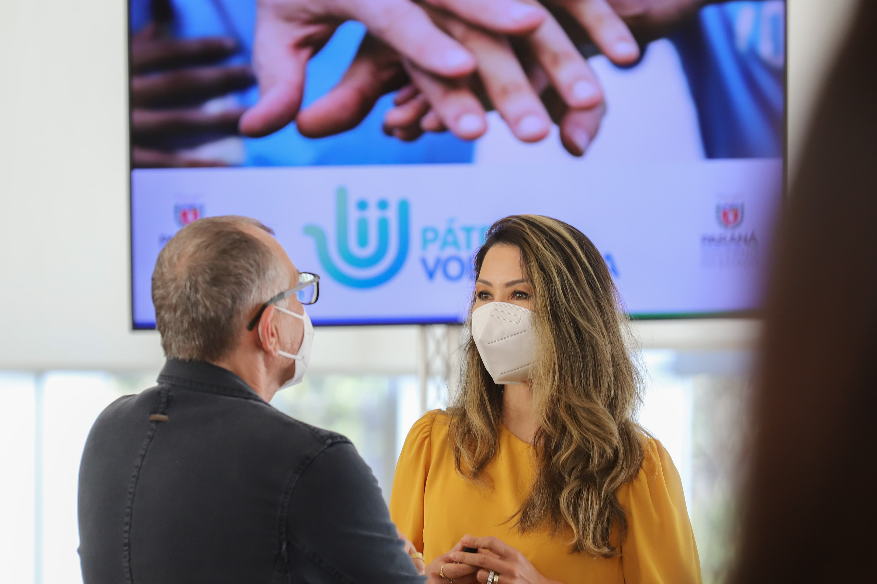 O governador Carlos Massa Ratinho Junior participa  nesta segunda-feira (23)  da premiação Amigos da Patria Voluntaria, ao lado da Presidente do conselho da Superintendência de Ação Solidária, a primeira-dama Luciana Saito Massa. 23/08/2021 - Foto: Geraldo Bubniak/AEN