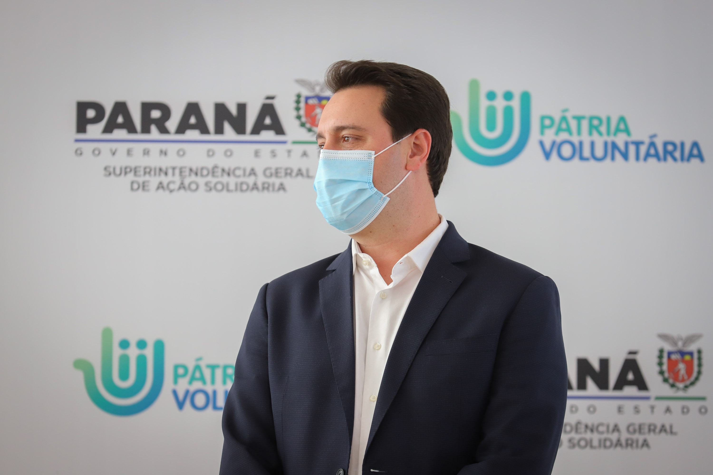 O governador Carlos Massa Ratinho Junior participa  nesta segunda-feira (23)  da premiação Amigos da Patria Voluntaria, ao lado da Presidente do conselho da Superintendência de Ação Solidária, a primeira-dama Luciana Saito Massa. 23/08/2021 - Foto: Geraldo Bubniak/AEN