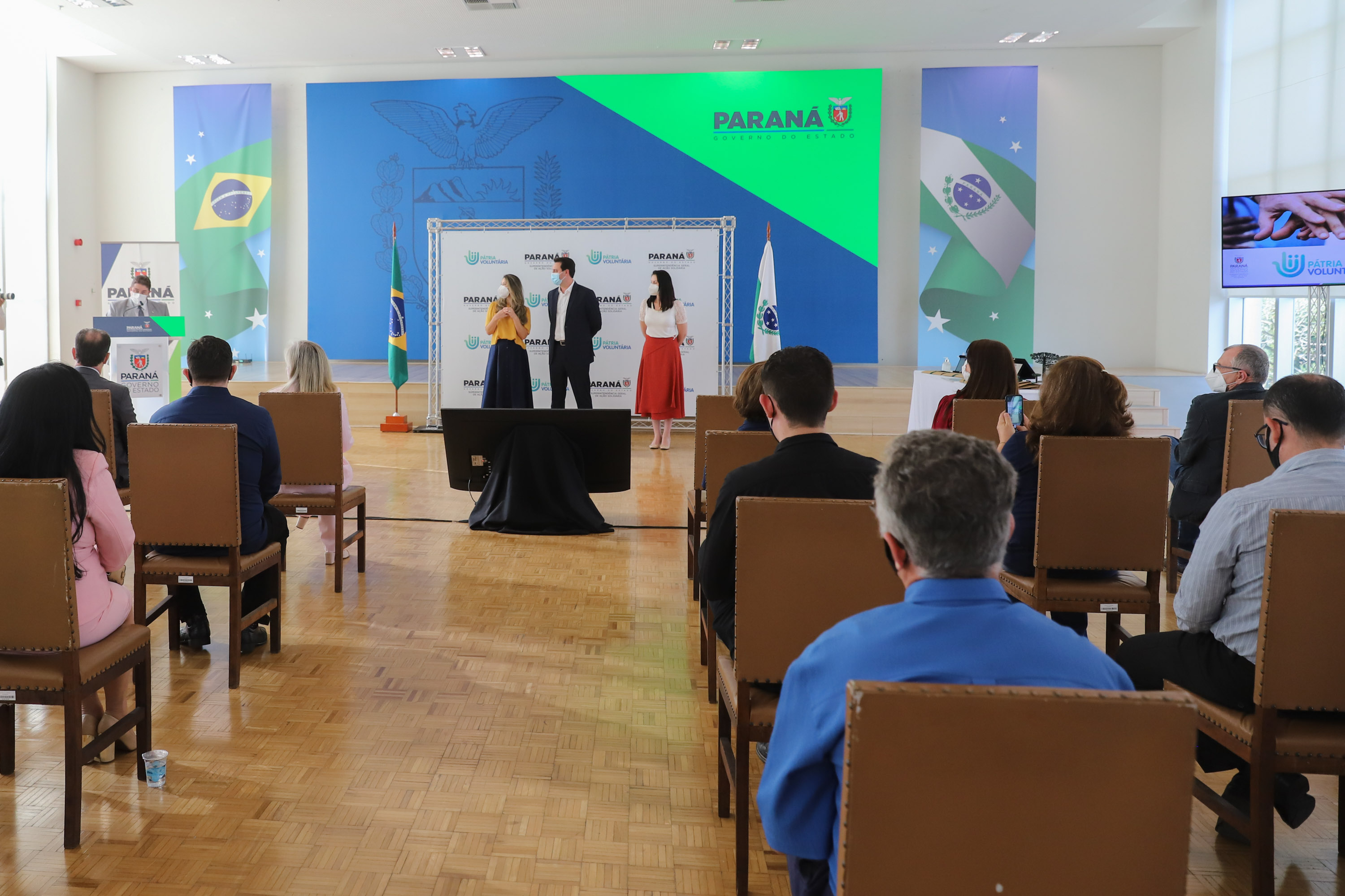 O governador Carlos Massa Ratinho Junior participa  nesta segunda-feira (23)  da premiação Amigos da Patria Voluntaria, ao lado da Presidente do conselho da Superintendência de Ação Solidária, a primeira-dama Luciana Saito Massa. 23/08/2021 - Foto: Geraldo Bubniak/AEN
