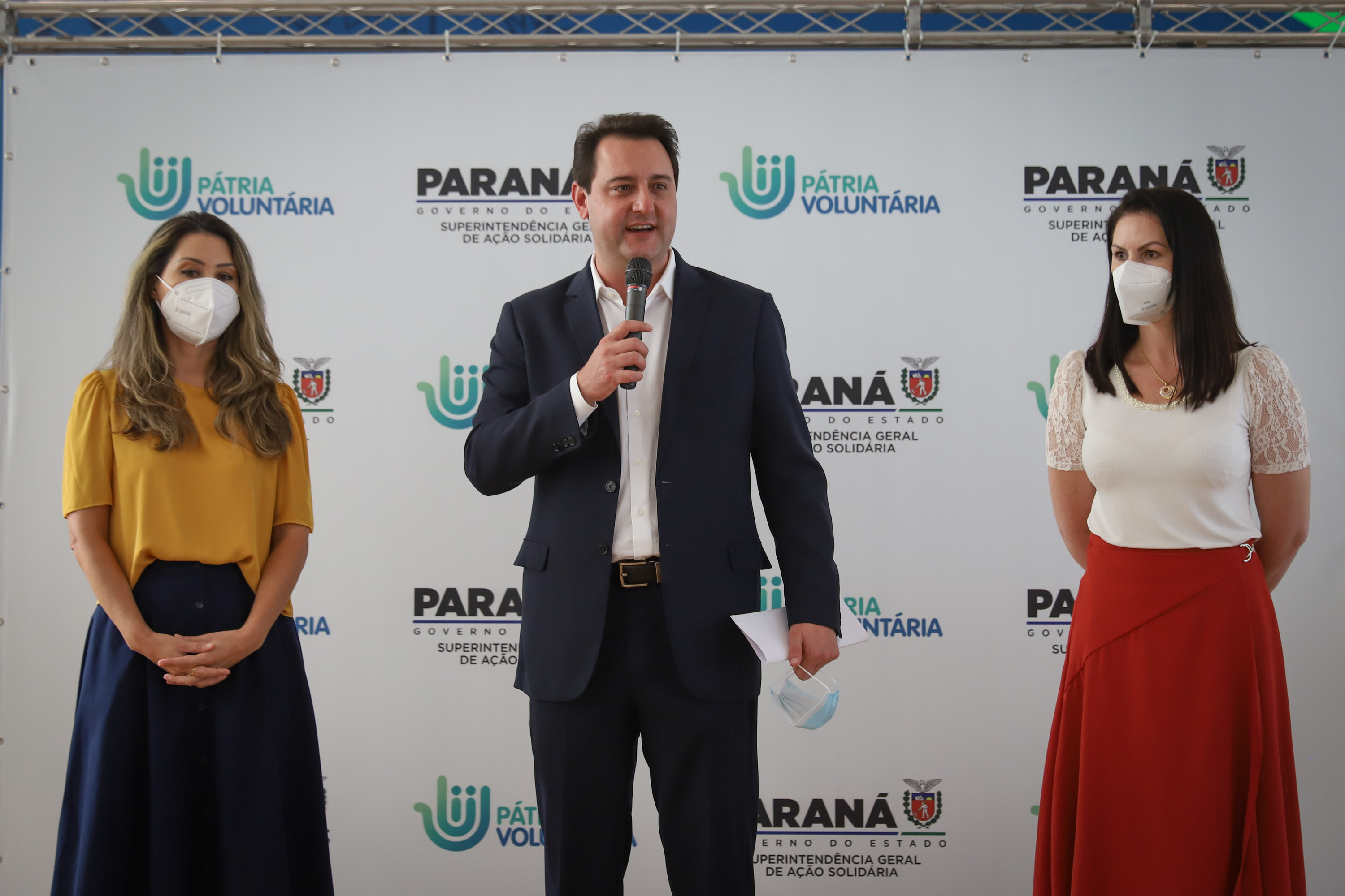 O governador Carlos Massa Ratinho Junior participa  nesta segunda-feira (23)  da premiação Amigos da Patria Voluntaria, ao lado da Presidente do conselho da Superintendência de Ação Solidária, a primeira-dama Luciana Saito Massa. 23/08/2021 - Foto: Geraldo Bubniak/AEN