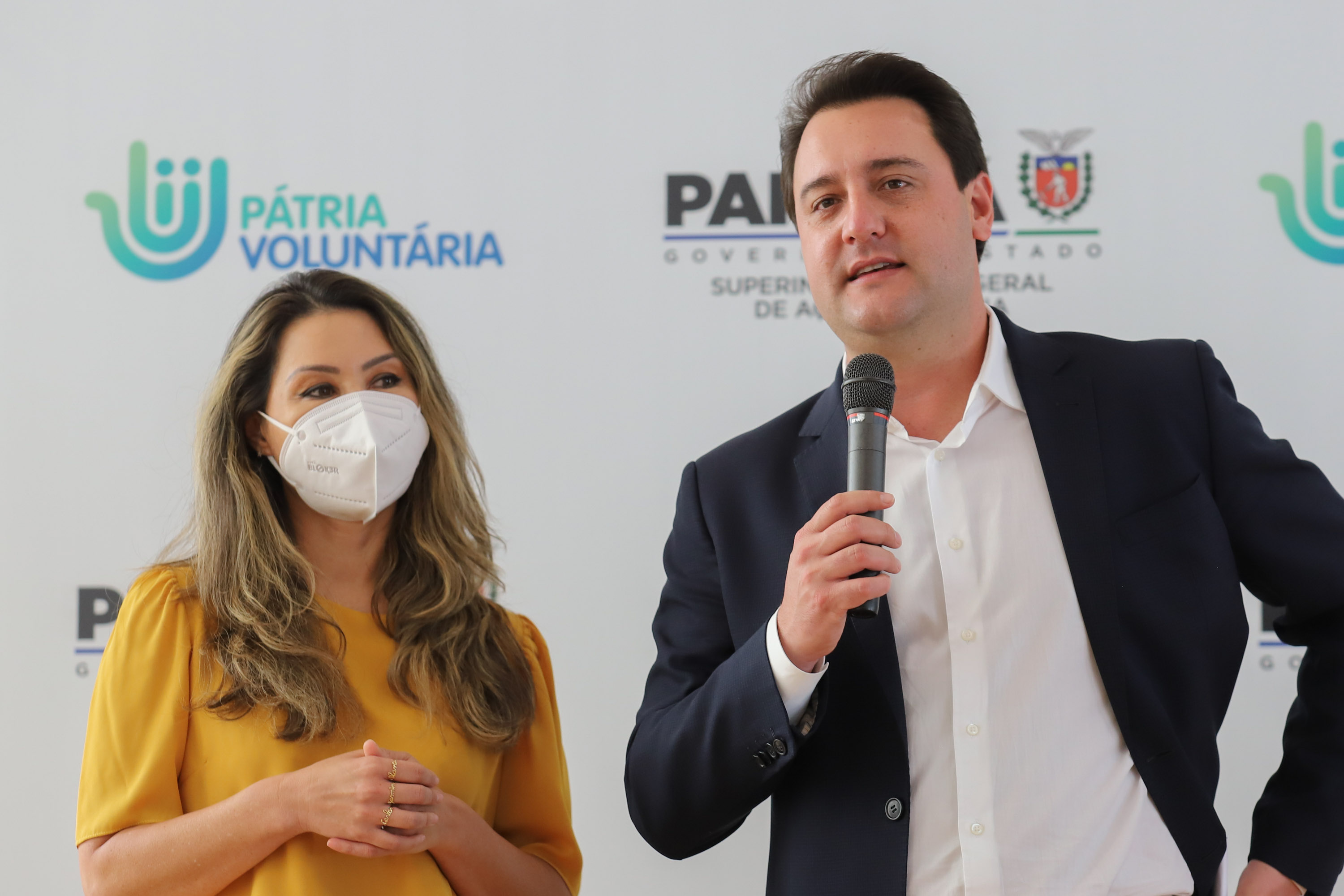 O governador Carlos Massa Ratinho Junior participa  nesta segunda-feira (23)  da premiação Amigos da Patria Voluntaria, ao lado da Presidente do conselho da Superintendência de Ação Solidária, a primeira-dama Luciana Saito Massa. 23/08/2021 - Foto: Geraldo Bubniak/AEN