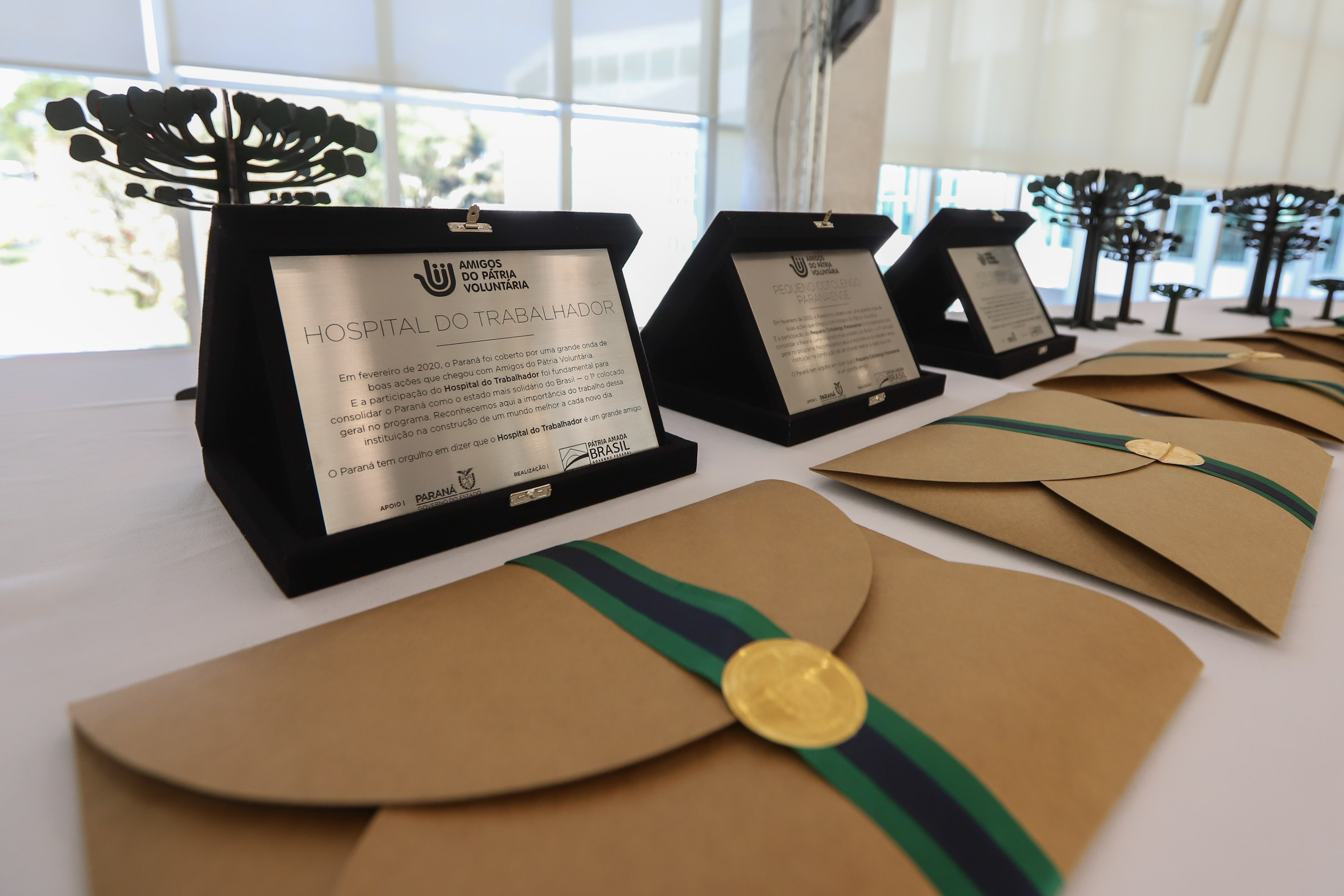 O governador Carlos Massa Ratinho Junior participa  nesta segunda-feira (23)  da premiação Amigos da Patria Voluntaria, ao lado da Presidente do conselho da Superintendência de Ação Solidária, a primeira-dama Luciana Saito Massa. 23/08/2021 - Foto: Geraldo Bubniak/AEN