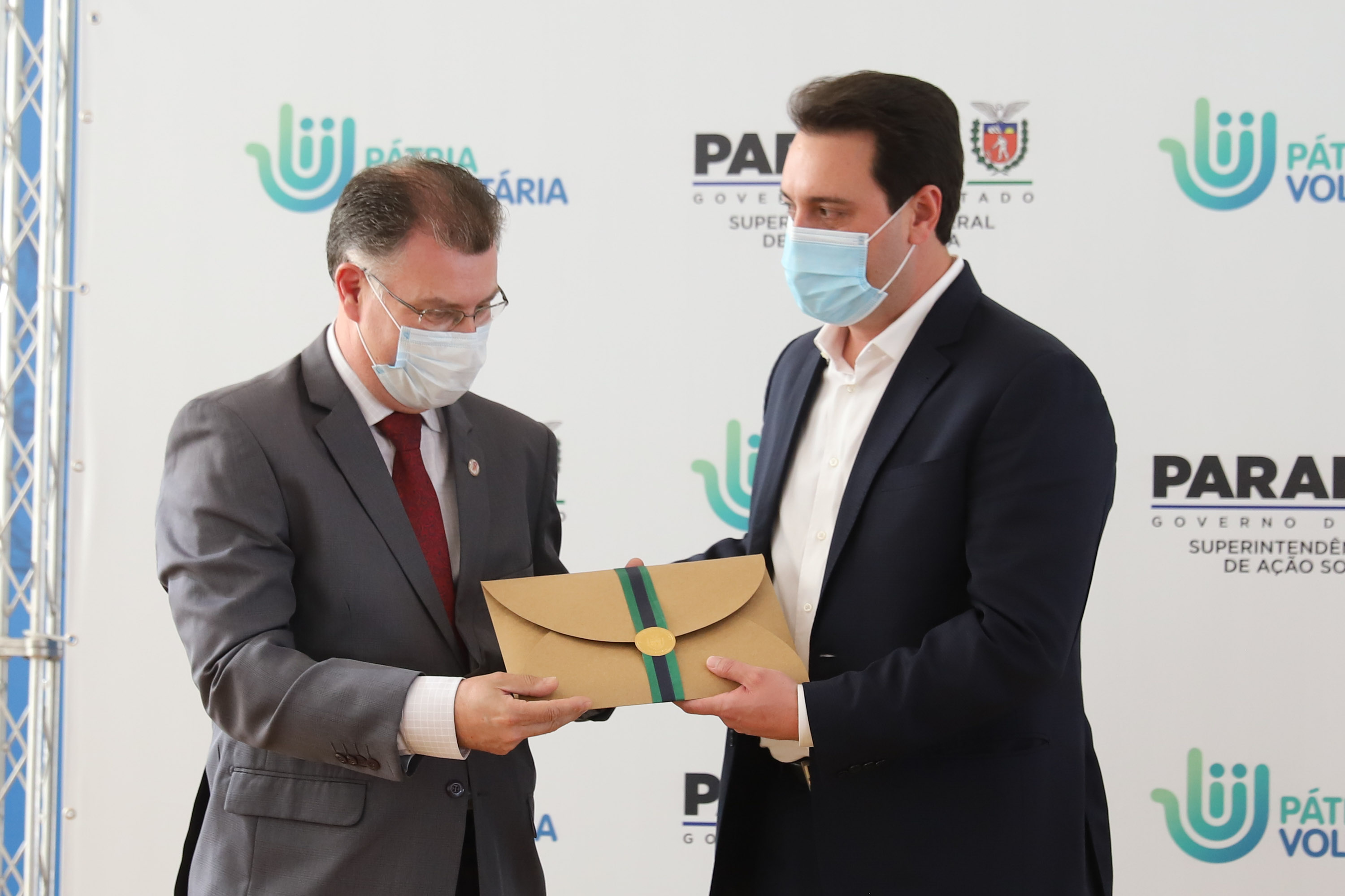 O governador Carlos Massa Ratinho Junior participa  nesta segunda-feira (23)  da premiação Amigos da Patria Voluntaria, ao lado da Presidente do conselho da Superintendência de Ação Solidária, a primeira-dama Luciana Saito Massa. 23/08/2021 - Foto: Geraldo Bubniak/AEN