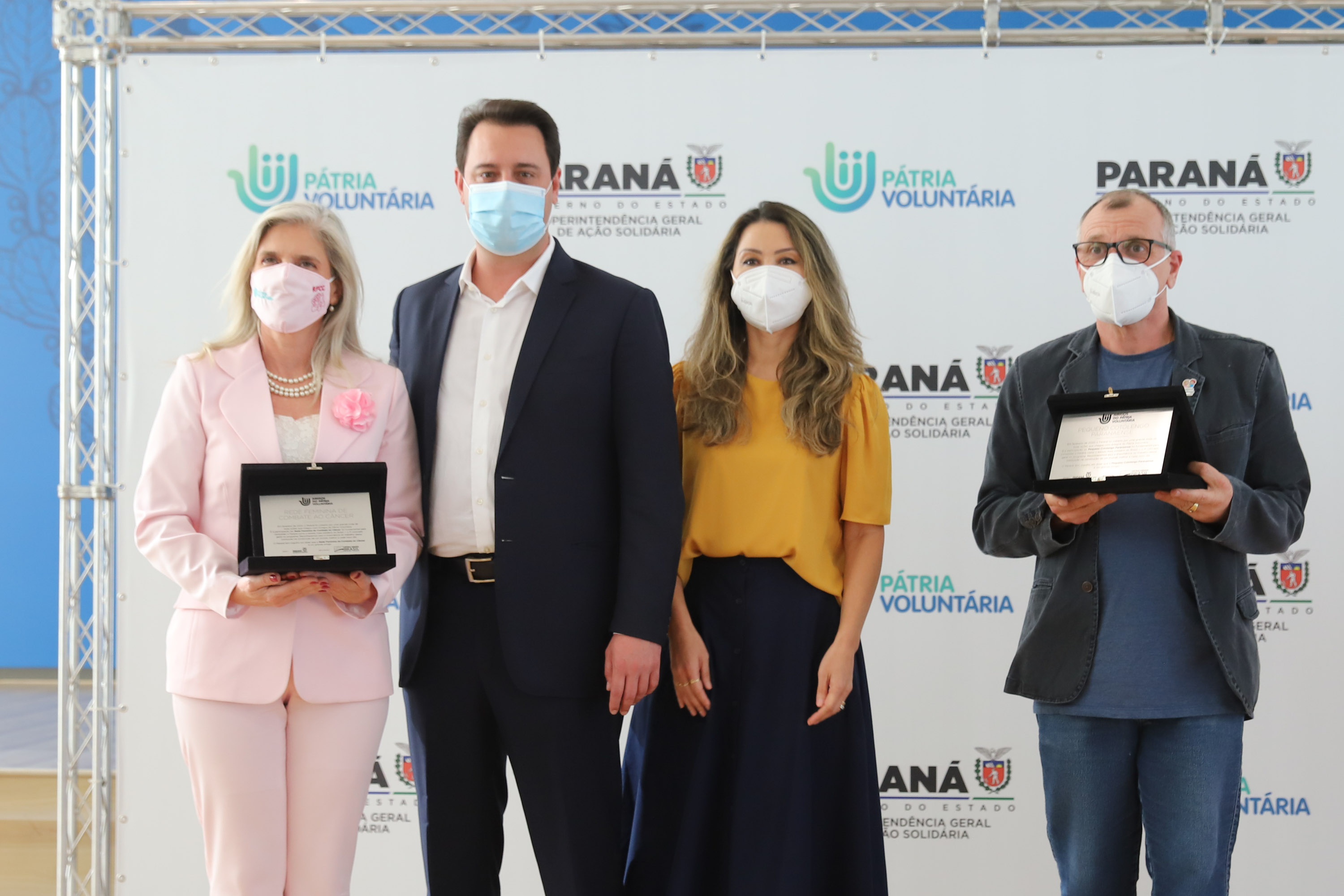 O governador Carlos Massa Ratinho Junior participa  nesta segunda-feira (23)  da premiação Amigos da Patria Voluntaria, ao lado da Presidente do conselho da Superintendência de Ação Solidária, a primeira-dama Luciana Saito Massa. 23/08/2021 - Foto: Geraldo Bubniak/AEN