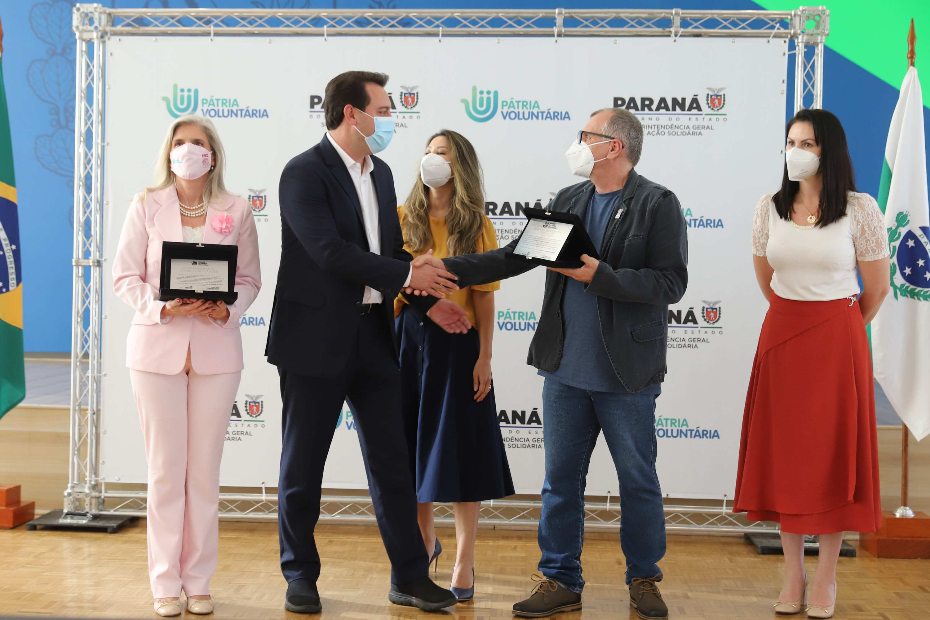 O governador Carlos Massa Ratinho Junior participa  nesta segunda-feira (23)  da premiação Amigos da Patria Voluntaria, ao lado da Presidente do conselho da Superintendência de Ação Solidária, a primeira-dama Luciana Saito Massa. 23/08/2021 - Foto: Geraldo Bubniak/AEN