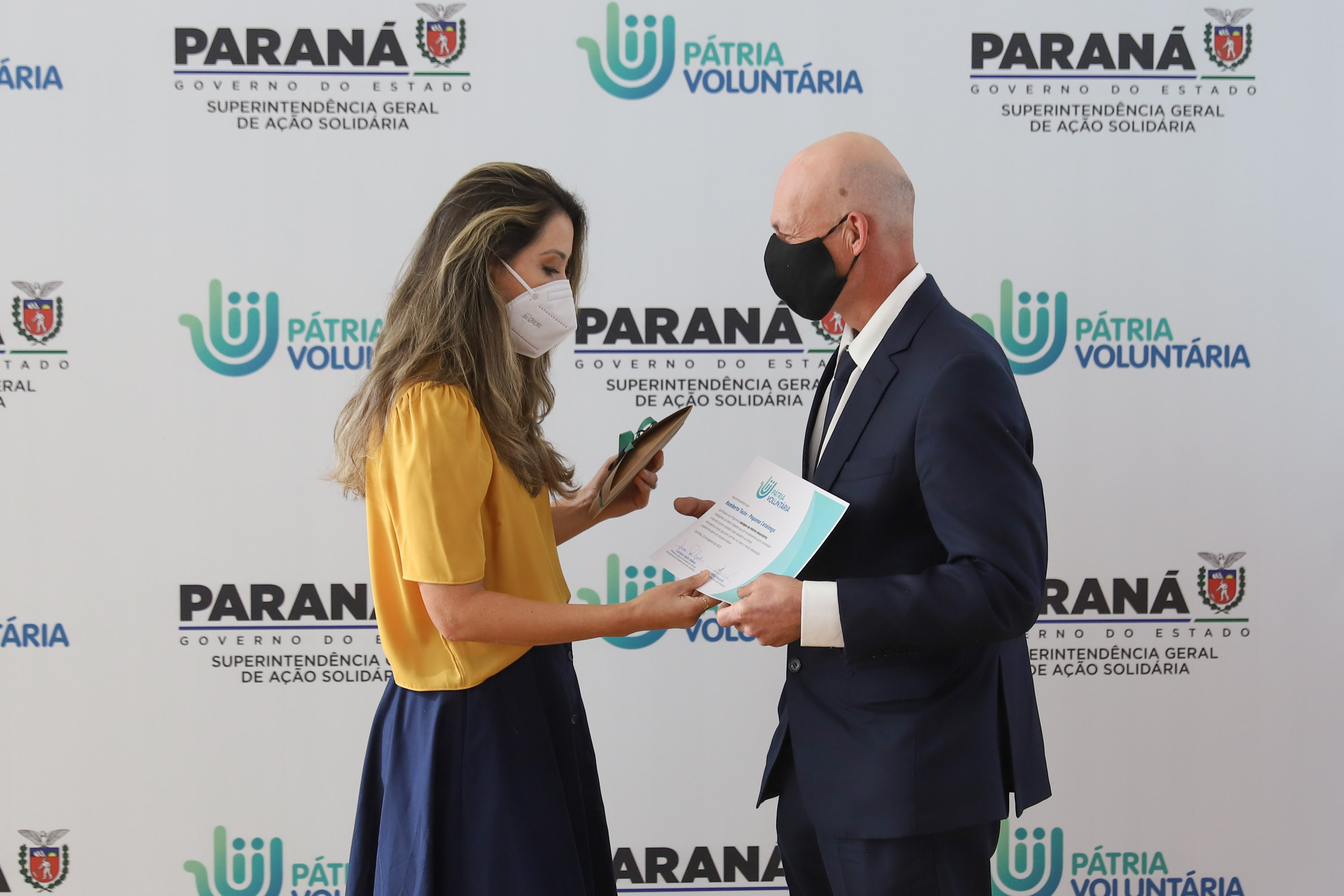O governador Carlos Massa Ratinho Junior participa  nesta segunda-feira (23)  da premiação Amigos da Patria Voluntaria, ao lado da Presidente do conselho da Superintendência de Ação Solidária, a primeira-dama Luciana Saito Massa. 23/08/2021 - Foto: Geraldo Bubniak/AEN