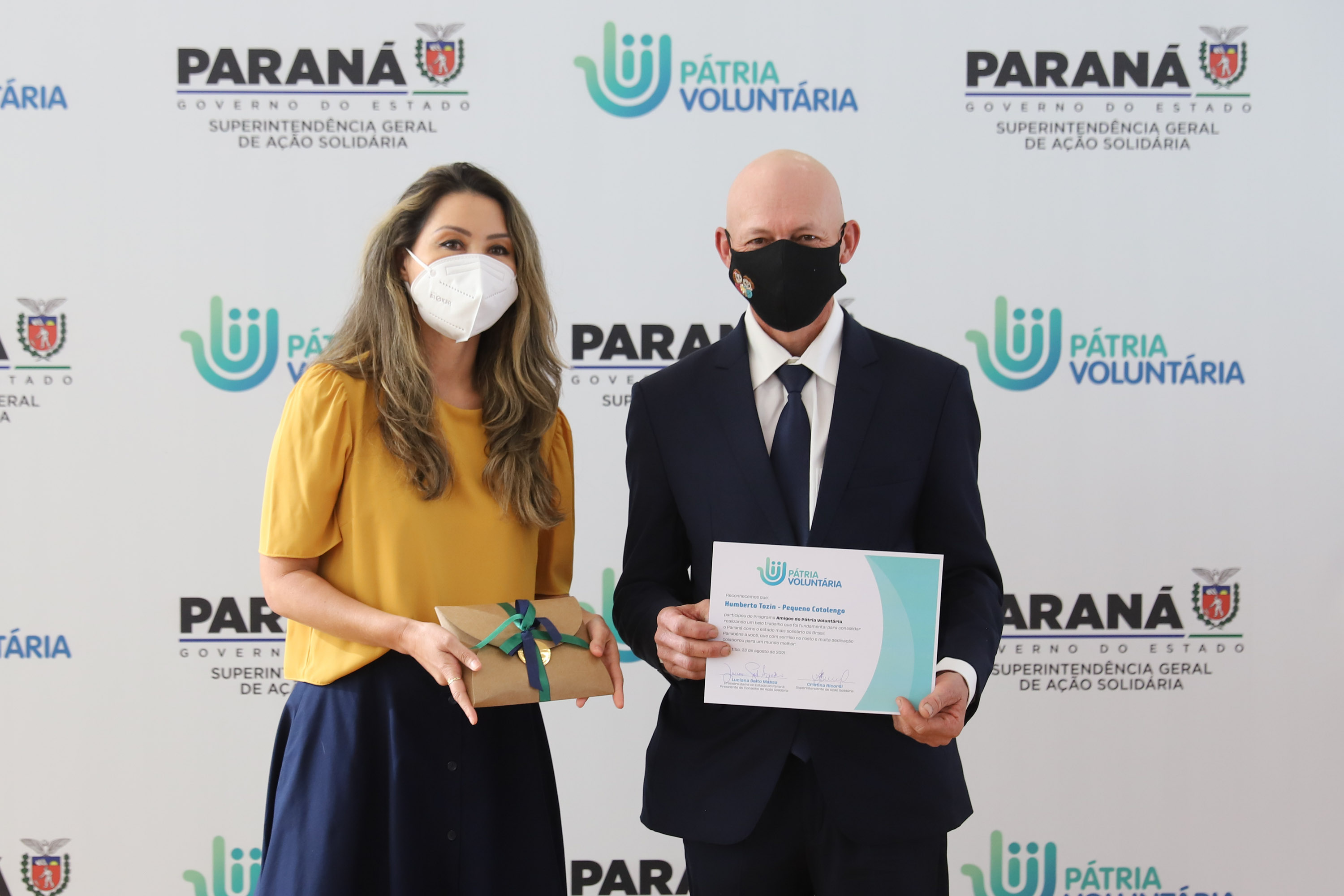 O governador Carlos Massa Ratinho Junior participa  nesta segunda-feira (23)  da premiação Amigos da Patria Voluntaria, ao lado da Presidente do conselho da Superintendência de Ação Solidária, a primeira-dama Luciana Saito Massa. 23/08/2021 - Foto: Geraldo Bubniak/AEN