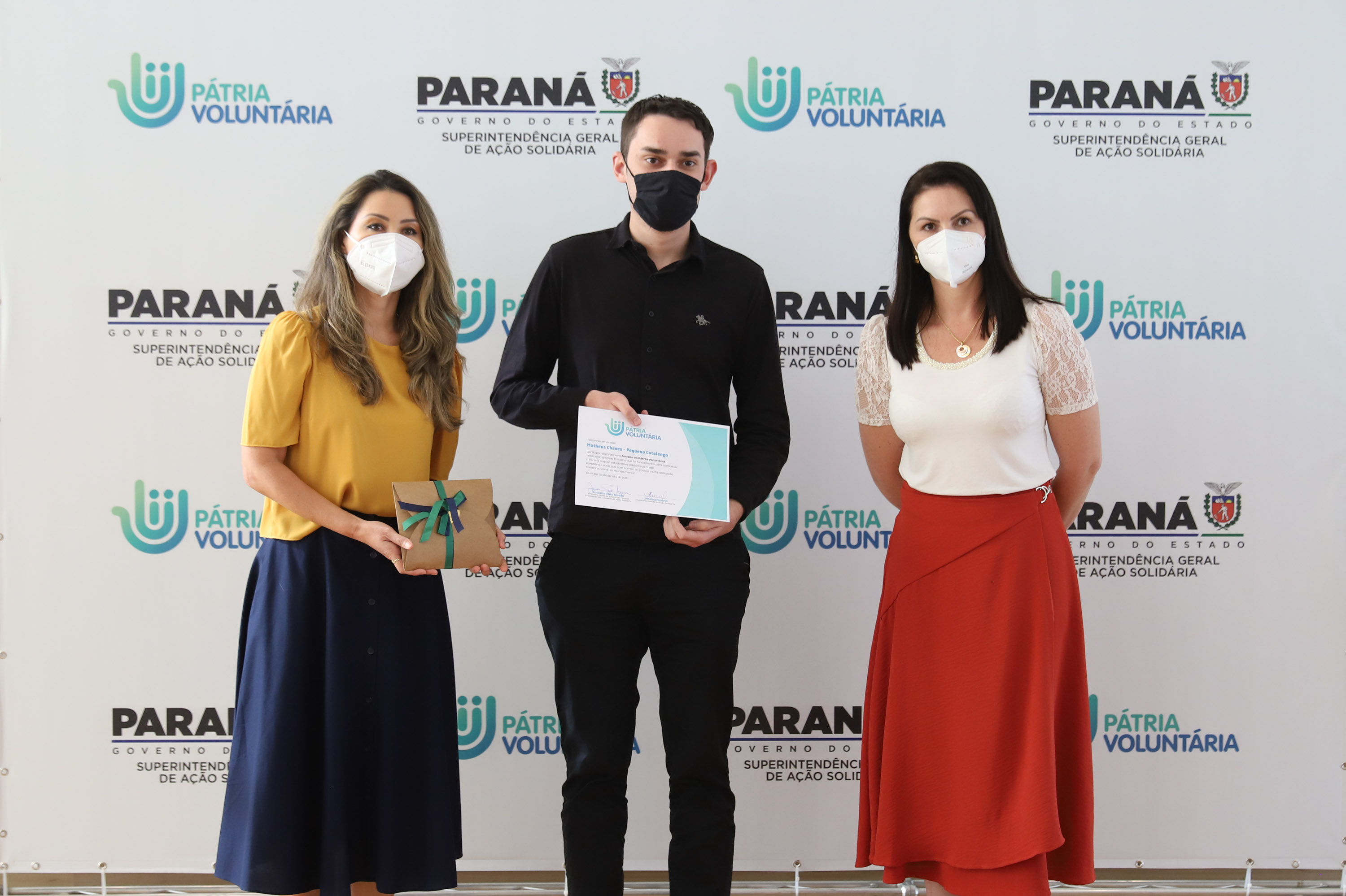 O governador Carlos Massa Ratinho Junior participa  nesta segunda-feira (23)  da premiação Amigos da Patria Voluntaria, ao lado da Presidente do conselho da Superintendência de Ação Solidária, a primeira-dama Luciana Saito Massa. 23/08/2021 - Foto: Geraldo Bubniak/AEN