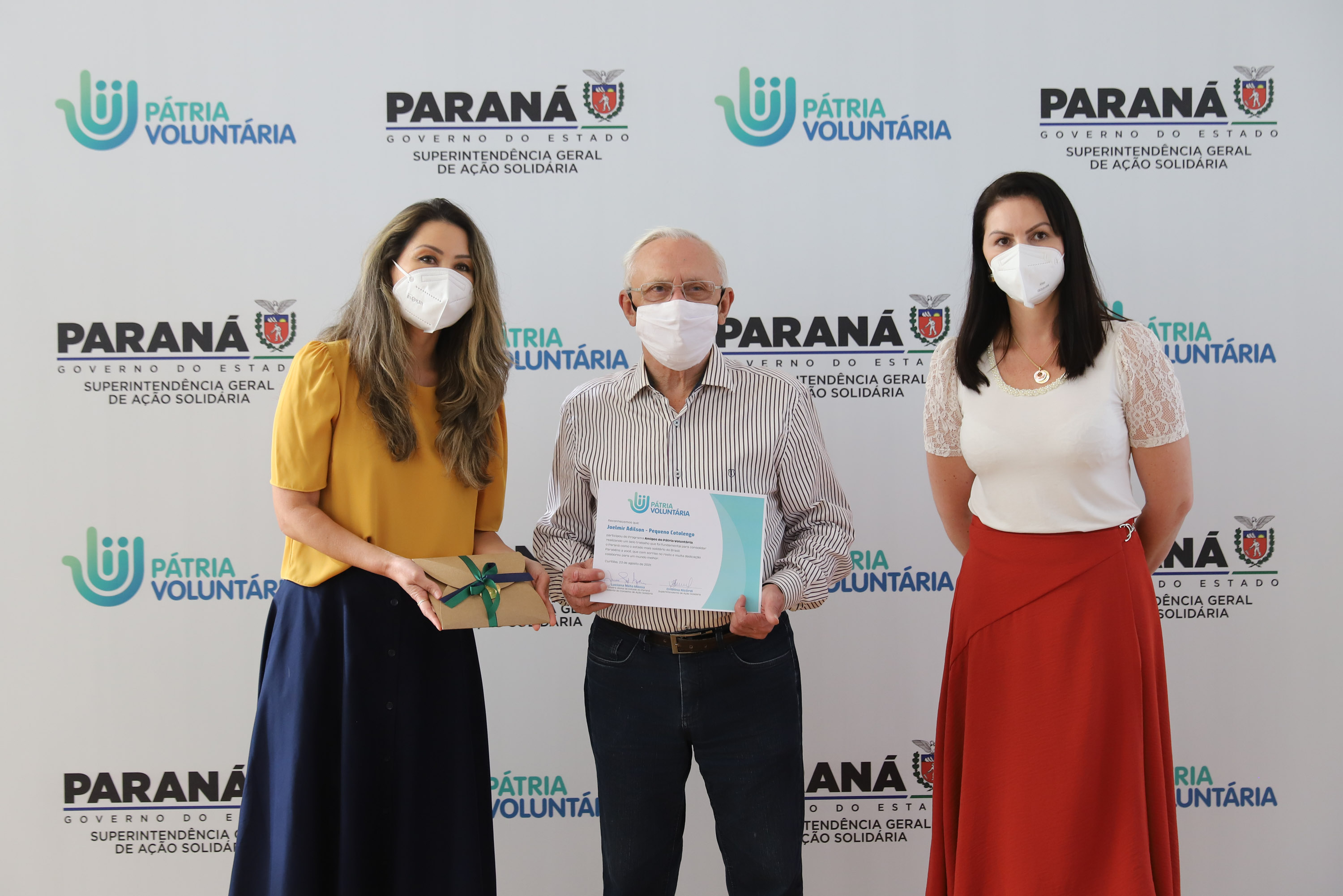 O governador Carlos Massa Ratinho Junior participa  nesta segunda-feira (23)  da premiação Amigos da Patria Voluntaria, ao lado da Presidente do conselho da Superintendência de Ação Solidária, a primeira-dama Luciana Saito Massa. 23/08/2021 - Foto: Geraldo Bubniak/AEN