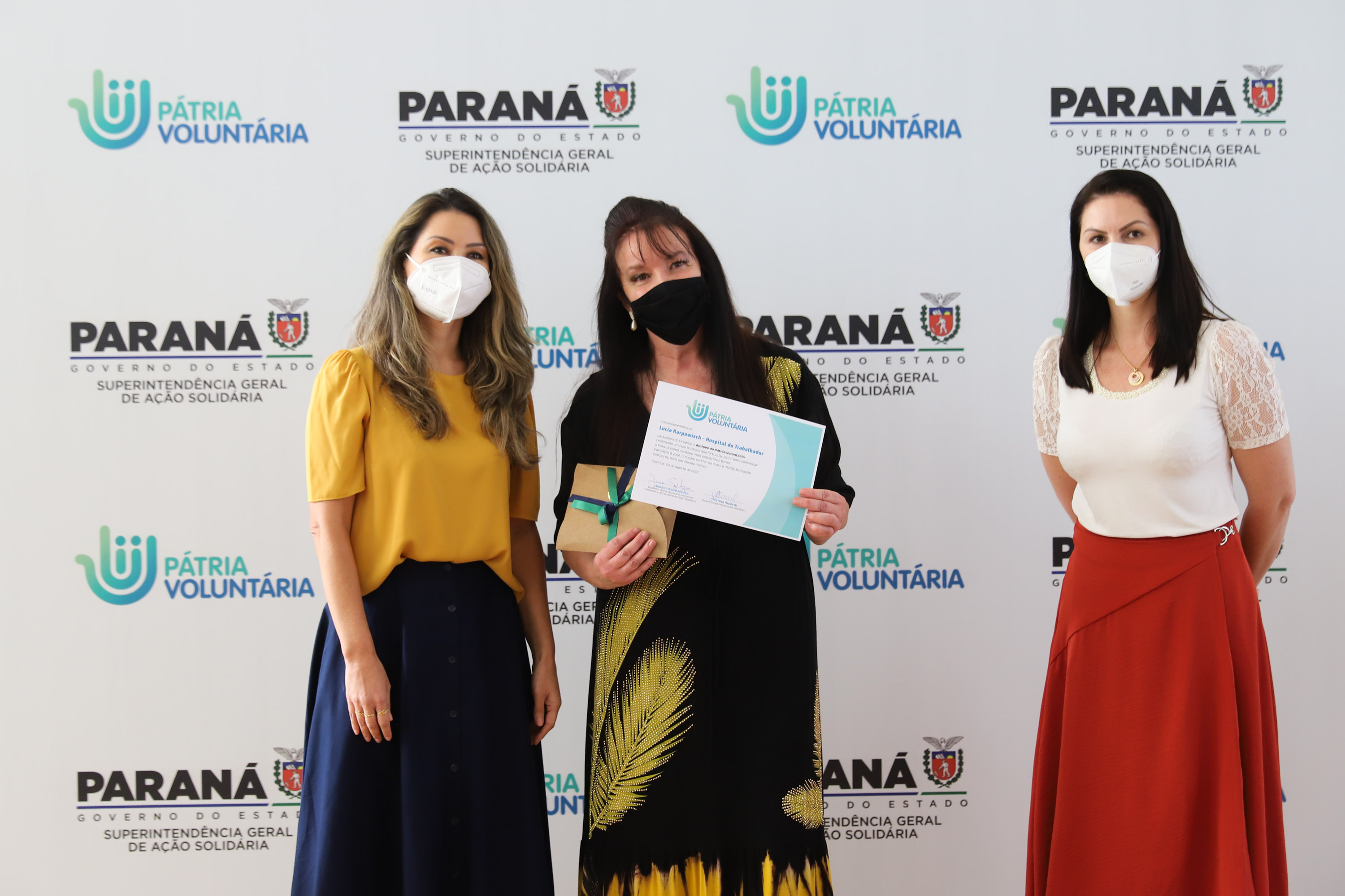 O governador Carlos Massa Ratinho Junior participa  nesta segunda-feira (23)  da premiação Amigos da Patria Voluntaria, ao lado da Presidente do conselho da Superintendência de Ação Solidária, a primeira-dama Luciana Saito Massa. 23/08/2021 - Foto: Geraldo Bubniak/AEN