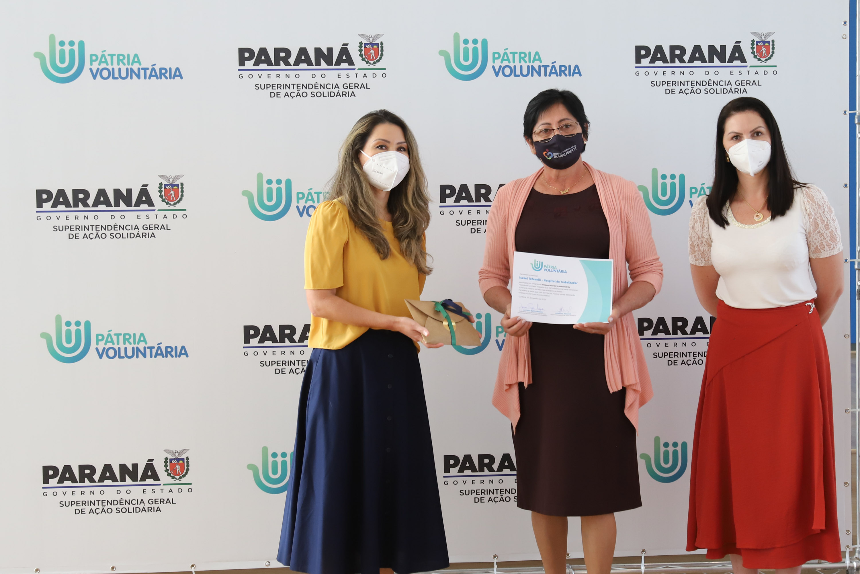 O governador Carlos Massa Ratinho Junior participa  nesta segunda-feira (23)  da premiação Amigos da Patria Voluntaria, ao lado da Presidente do conselho da Superintendência de Ação Solidária, a primeira-dama Luciana Saito Massa. 23/08/2021 - Foto: Geraldo Bubniak/AEN