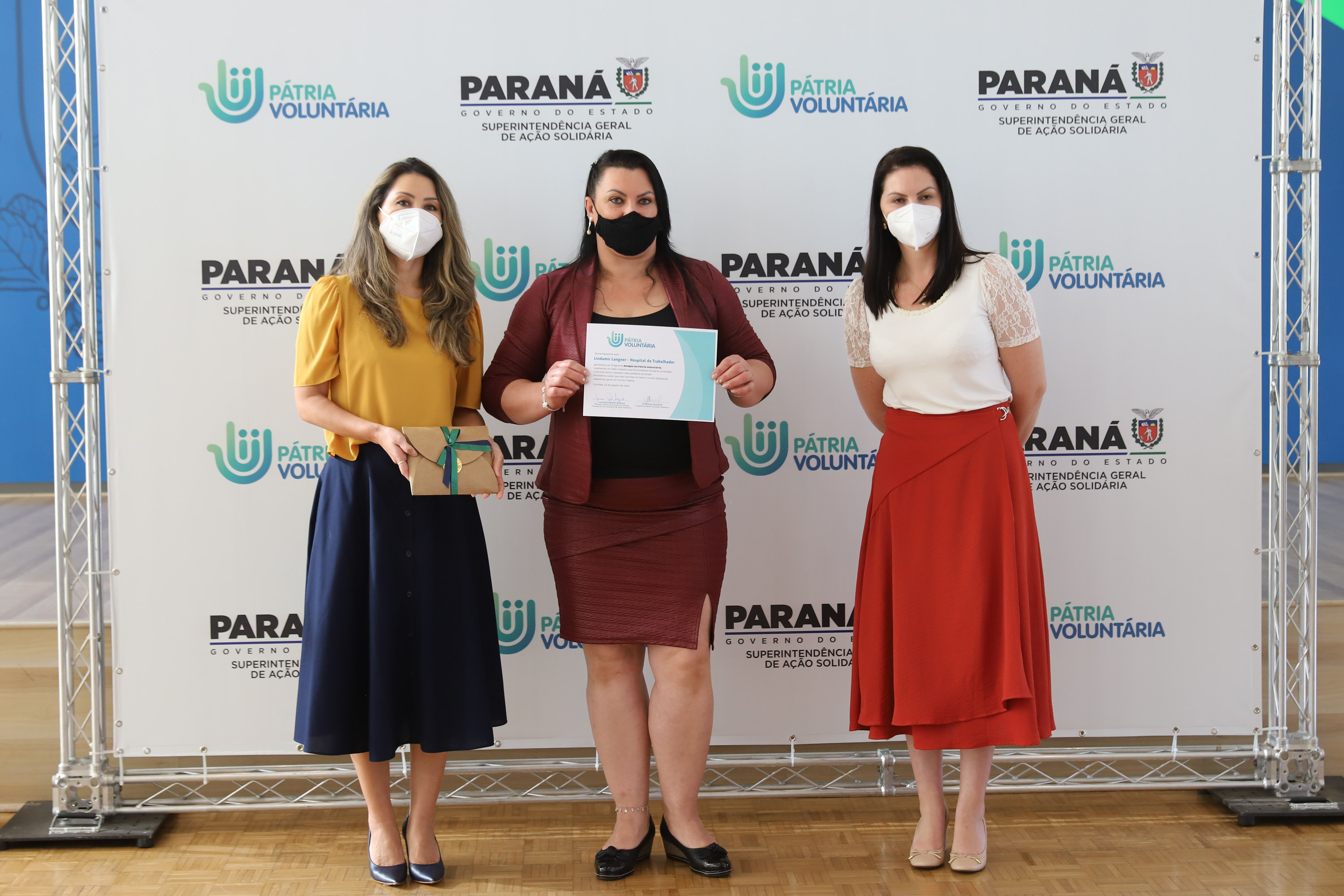 O governador Carlos Massa Ratinho Junior participa  nesta segunda-feira (23)  da premiação Amigos da Patria Voluntaria, ao lado da Presidente do conselho da Superintendência de Ação Solidária, a primeira-dama Luciana Saito Massa. 23/08/2021 - Foto: Geraldo Bubniak/AEN