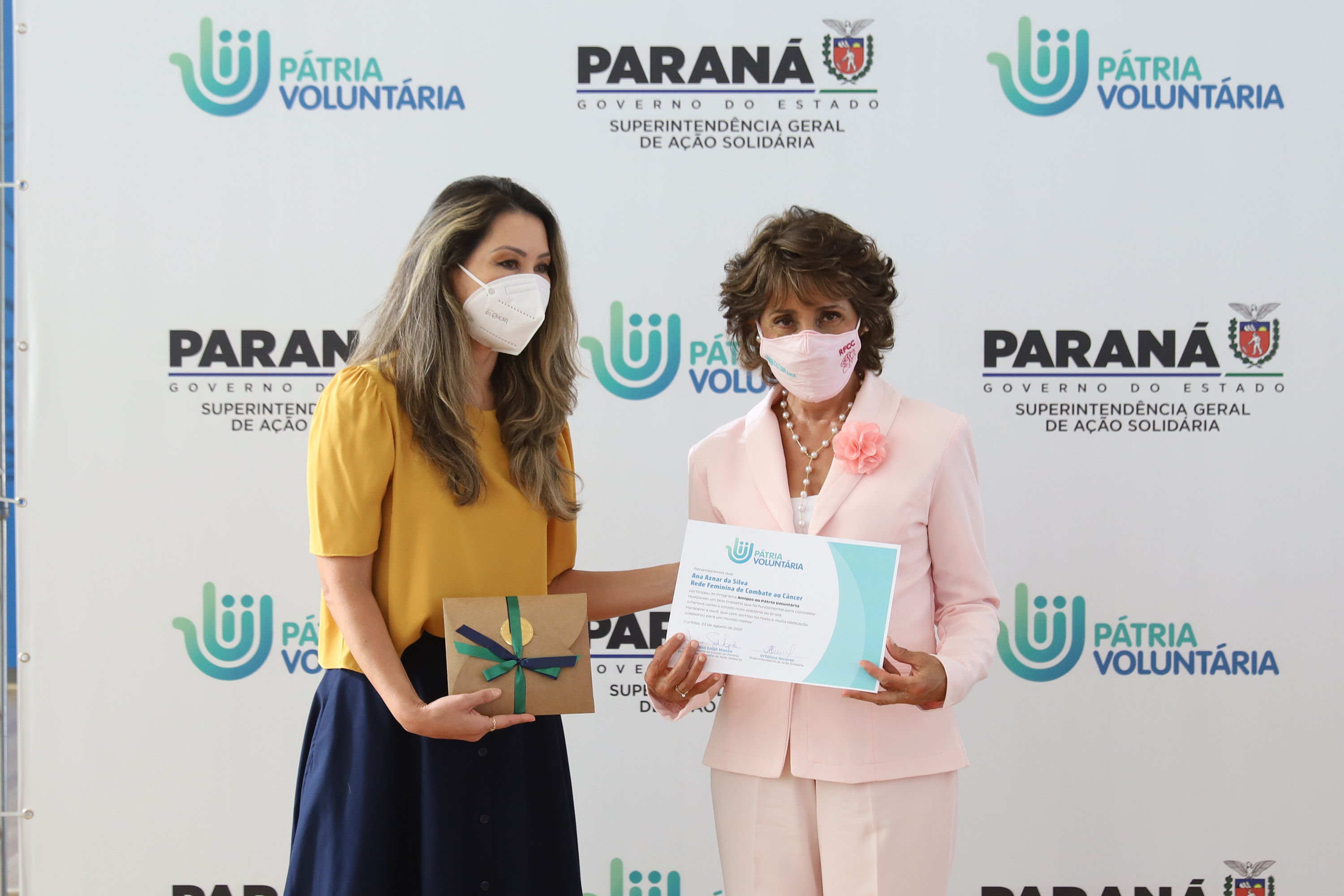 O governador Carlos Massa Ratinho Junior participa  nesta segunda-feira (23)  da premiação Amigos da Patria Voluntaria, ao lado da Presidente do conselho da Superintendência de Ação Solidária, a primeira-dama Luciana Saito Massa. 23/08/2021 - Foto: Geraldo Bubniak/AEN