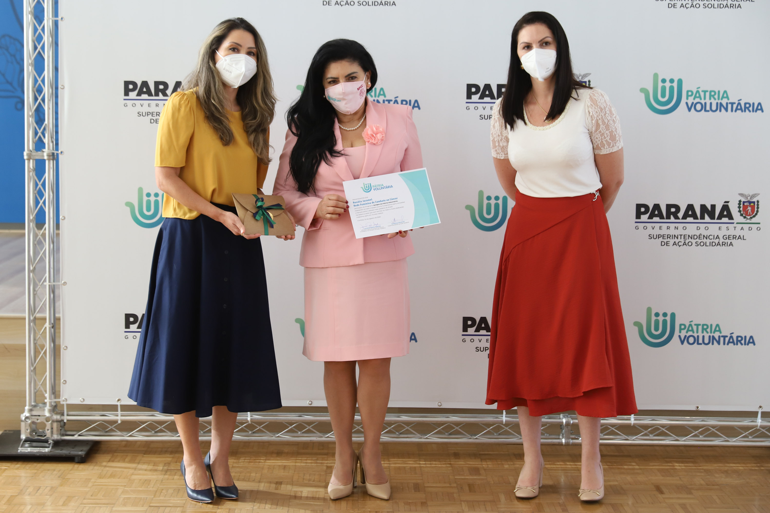 O governador Carlos Massa Ratinho Junior participa  nesta segunda-feira (23)  da premiação Amigos da Patria Voluntaria, ao lado da Presidente do conselho da Superintendência de Ação Solidária, a primeira-dama Luciana Saito Massa. 23/08/2021 - Foto: Geraldo Bubniak/AEN