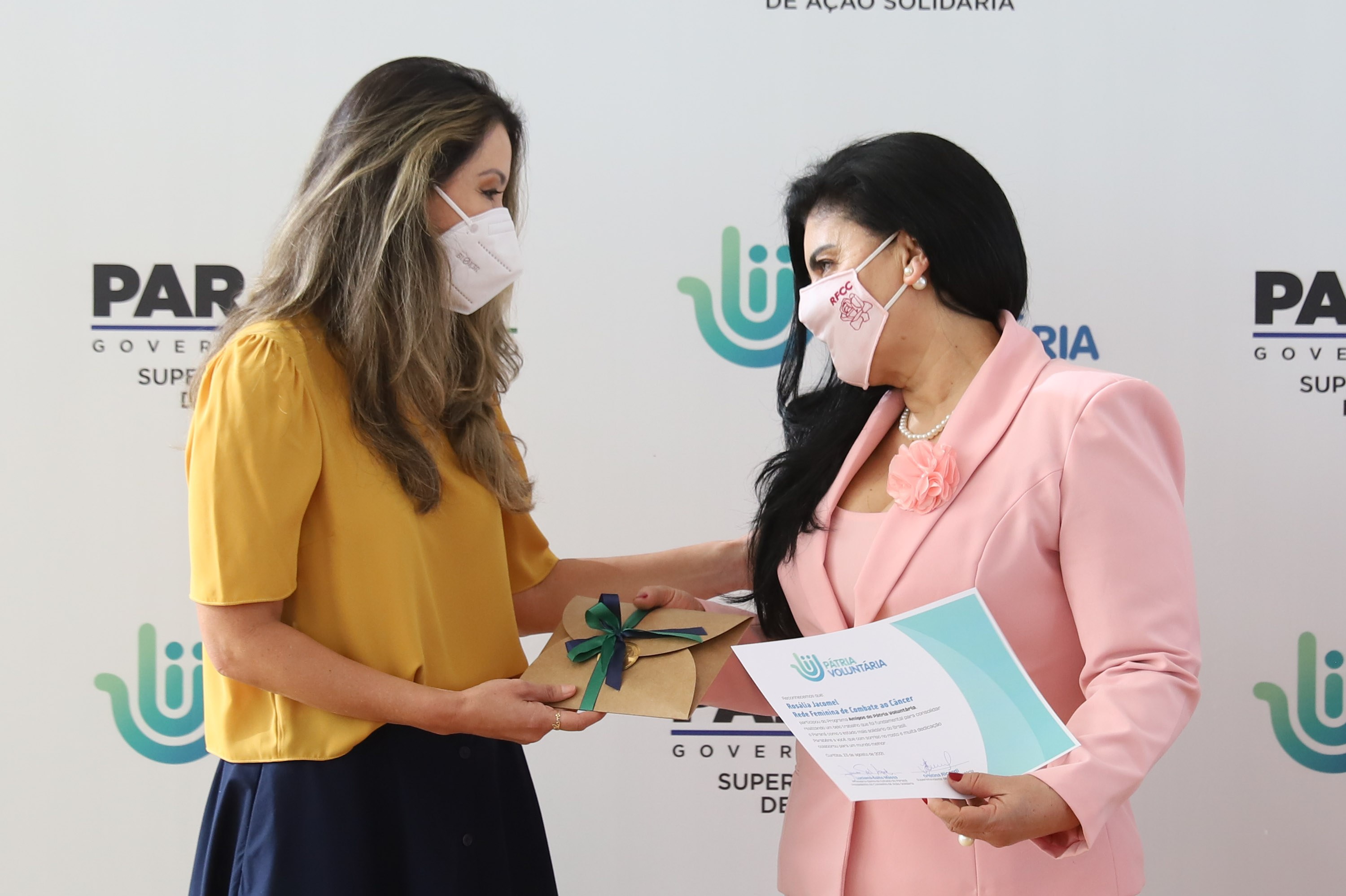 O governador Carlos Massa Ratinho Junior participa  nesta segunda-feira (23)  da premiação Amigos da Patria Voluntaria, ao lado da Presidente do conselho da Superintendência de Ação Solidária, a primeira-dama Luciana Saito Massa. 23/08/2021 - Foto: Geraldo Bubniak/AEN