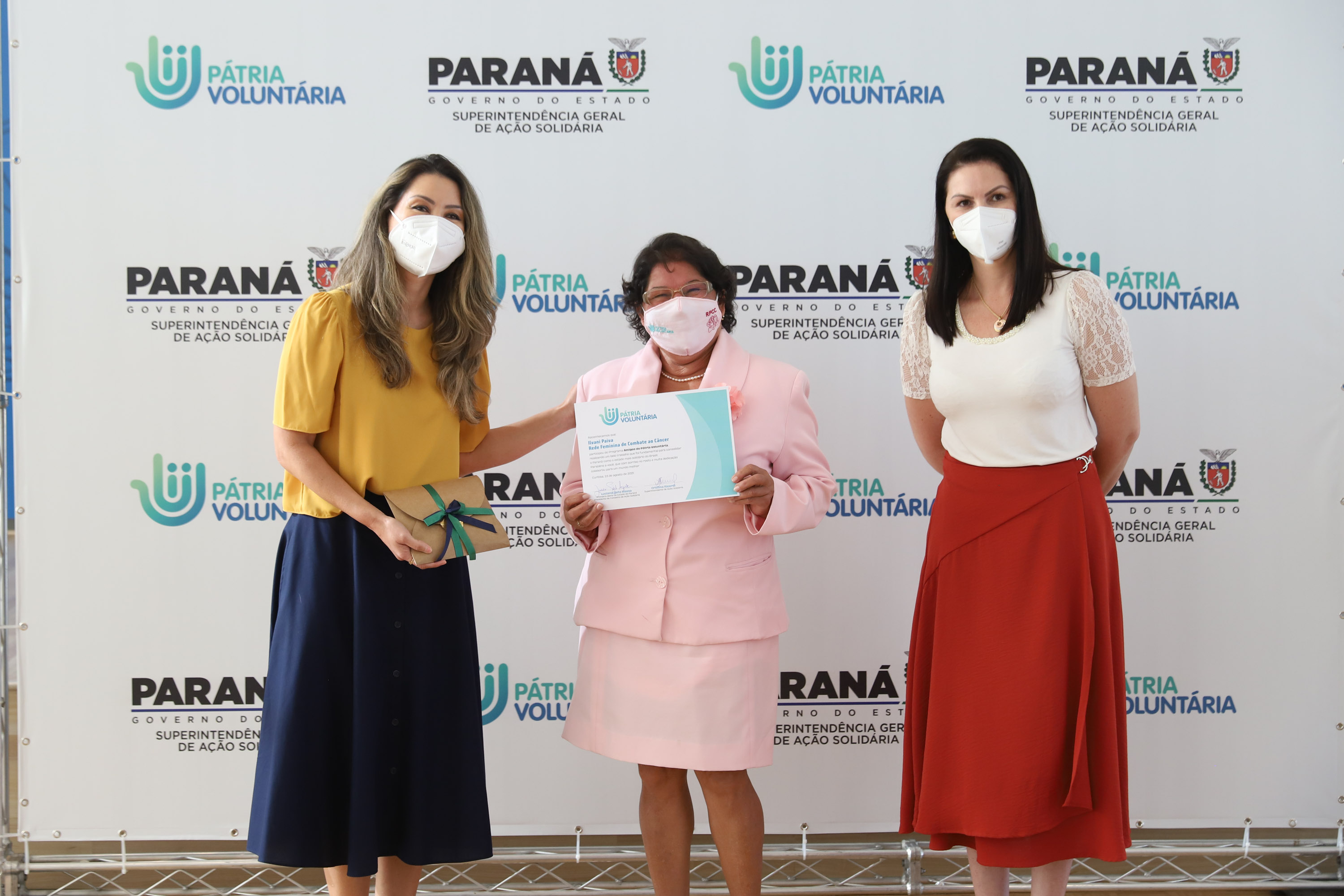 O governador Carlos Massa Ratinho Junior participa  nesta segunda-feira (23)  da premiação Amigos da Patria Voluntaria, ao lado da Presidente do conselho da Superintendência de Ação Solidária, a primeira-dama Luciana Saito Massa. 23/08/2021 - Foto: Geraldo Bubniak/AEN
