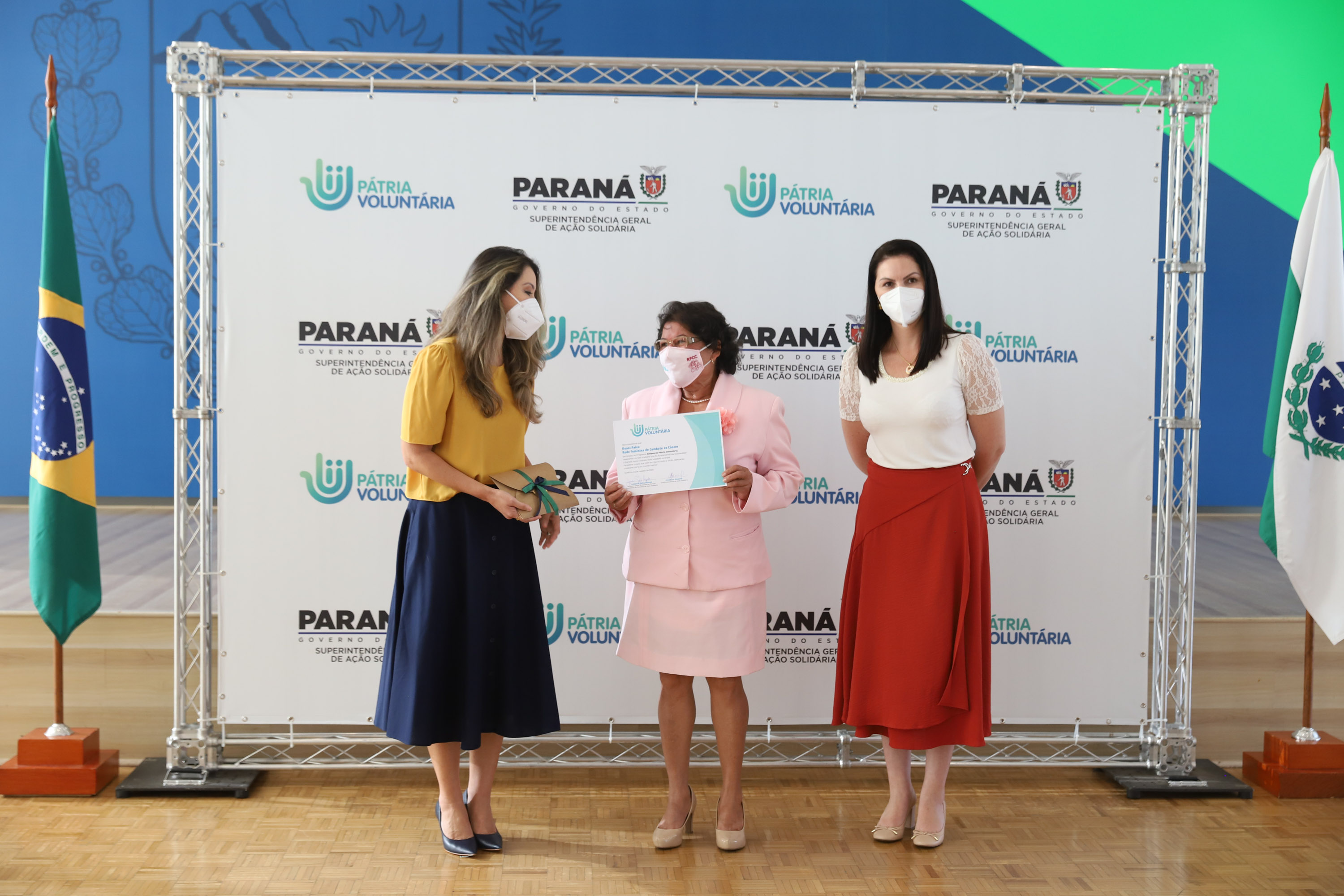 O governador Carlos Massa Ratinho Junior participa  nesta segunda-feira (23)  da premiação Amigos da Patria Voluntaria, ao lado da Presidente do conselho da Superintendência de Ação Solidária, a primeira-dama Luciana Saito Massa. 23/08/2021 - Foto: Geraldo Bubniak/AEN