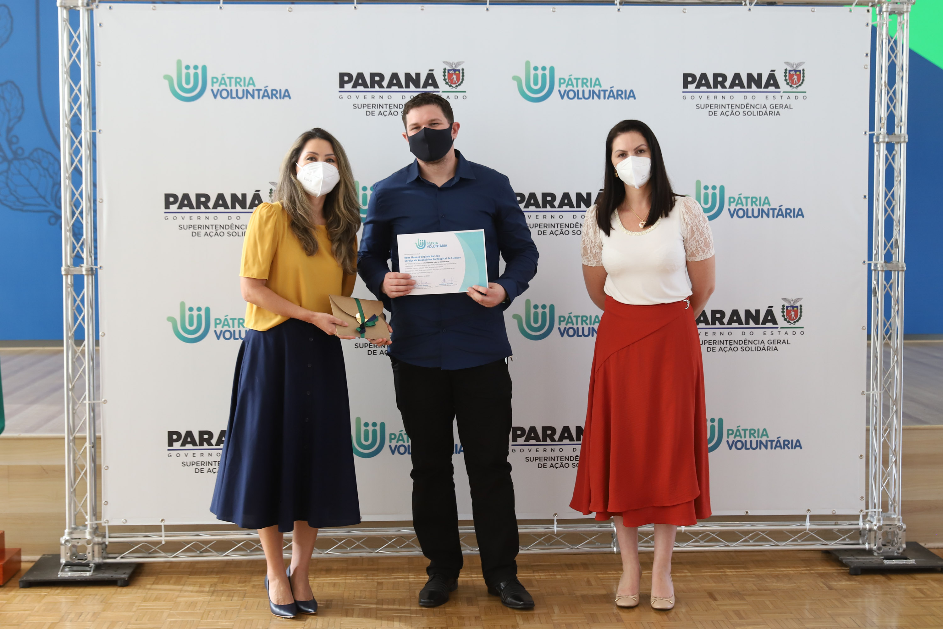 O governador Carlos Massa Ratinho Junior participa  nesta segunda-feira (23)  da premiação Amigos da Patria Voluntaria, ao lado da Presidente do conselho da Superintendência de Ação Solidária, a primeira-dama Luciana Saito Massa. 23/08/2021 - Foto: Geraldo Bubniak/AEN