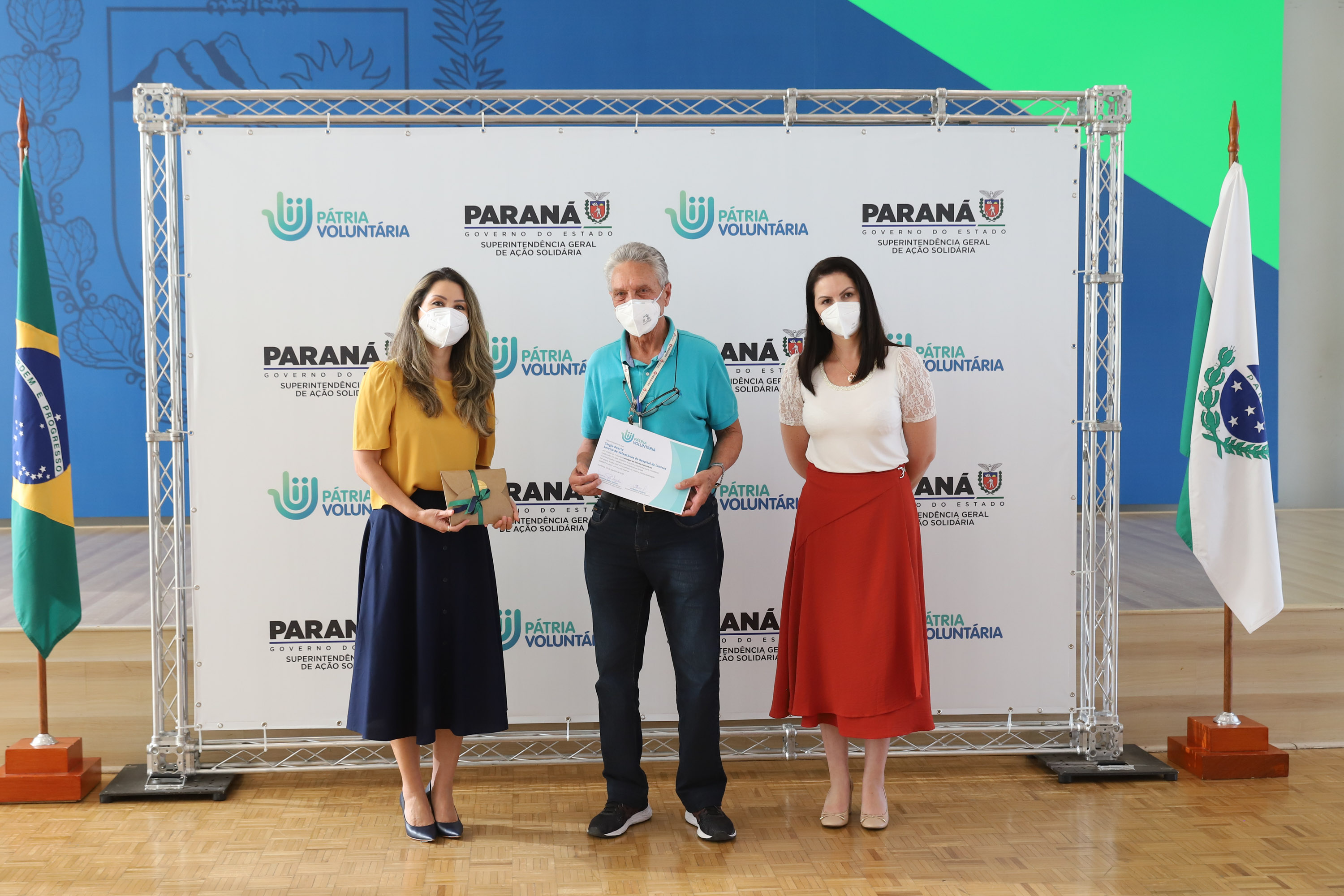 O governador Carlos Massa Ratinho Junior participa  nesta segunda-feira (23)  da premiação Amigos da Patria Voluntaria, ao lado da Presidente do conselho da Superintendência de Ação Solidária, a primeira-dama Luciana Saito Massa. 23/08/2021 - Foto: Geraldo Bubniak/AEN