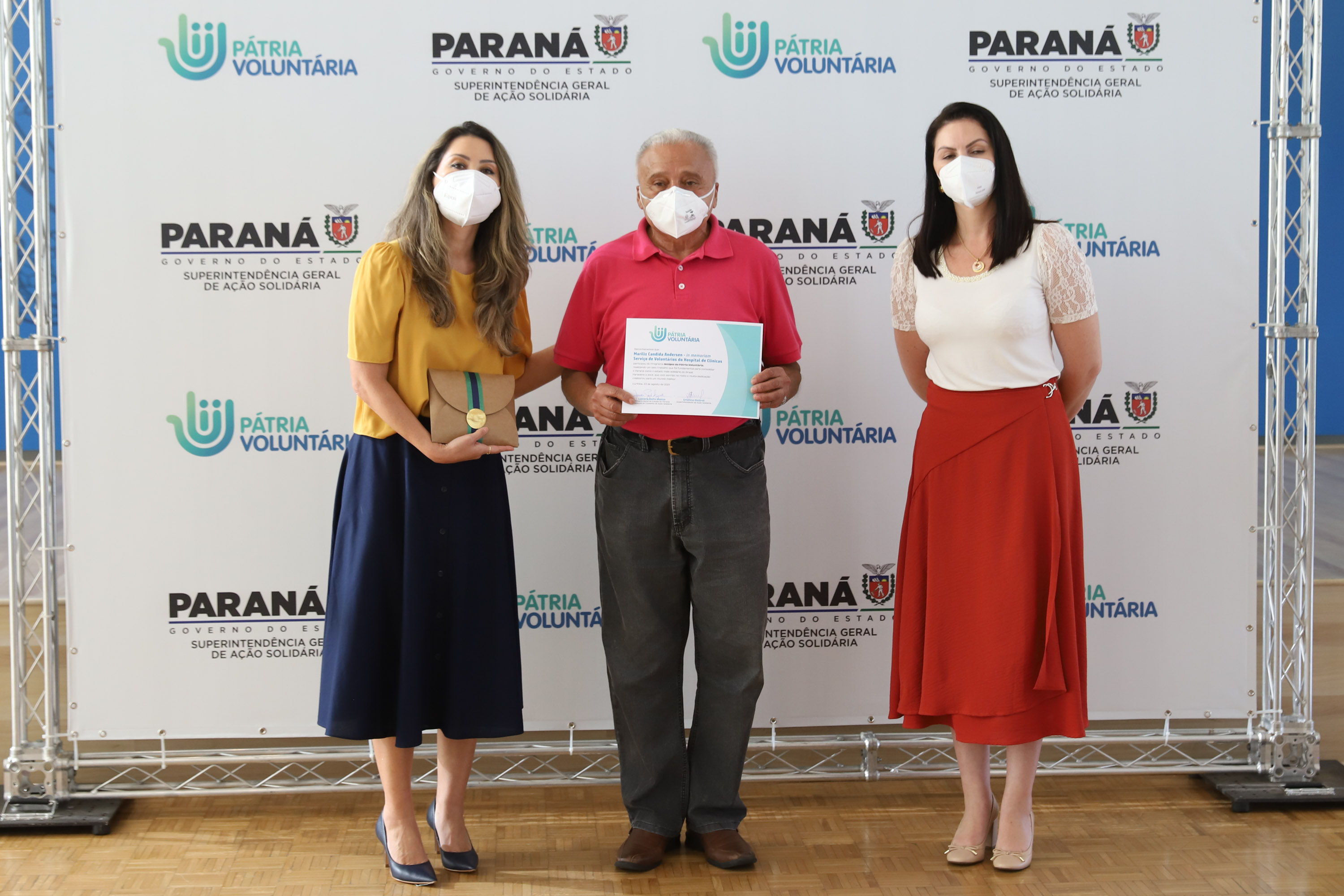 O governador Carlos Massa Ratinho Junior participa  nesta segunda-feira (23)  da premiação Amigos da Patria Voluntaria, ao lado da Presidente do conselho da Superintendência de Ação Solidária, a primeira-dama Luciana Saito Massa. 23/08/2021 - Foto: Geraldo Bubniak/AEN