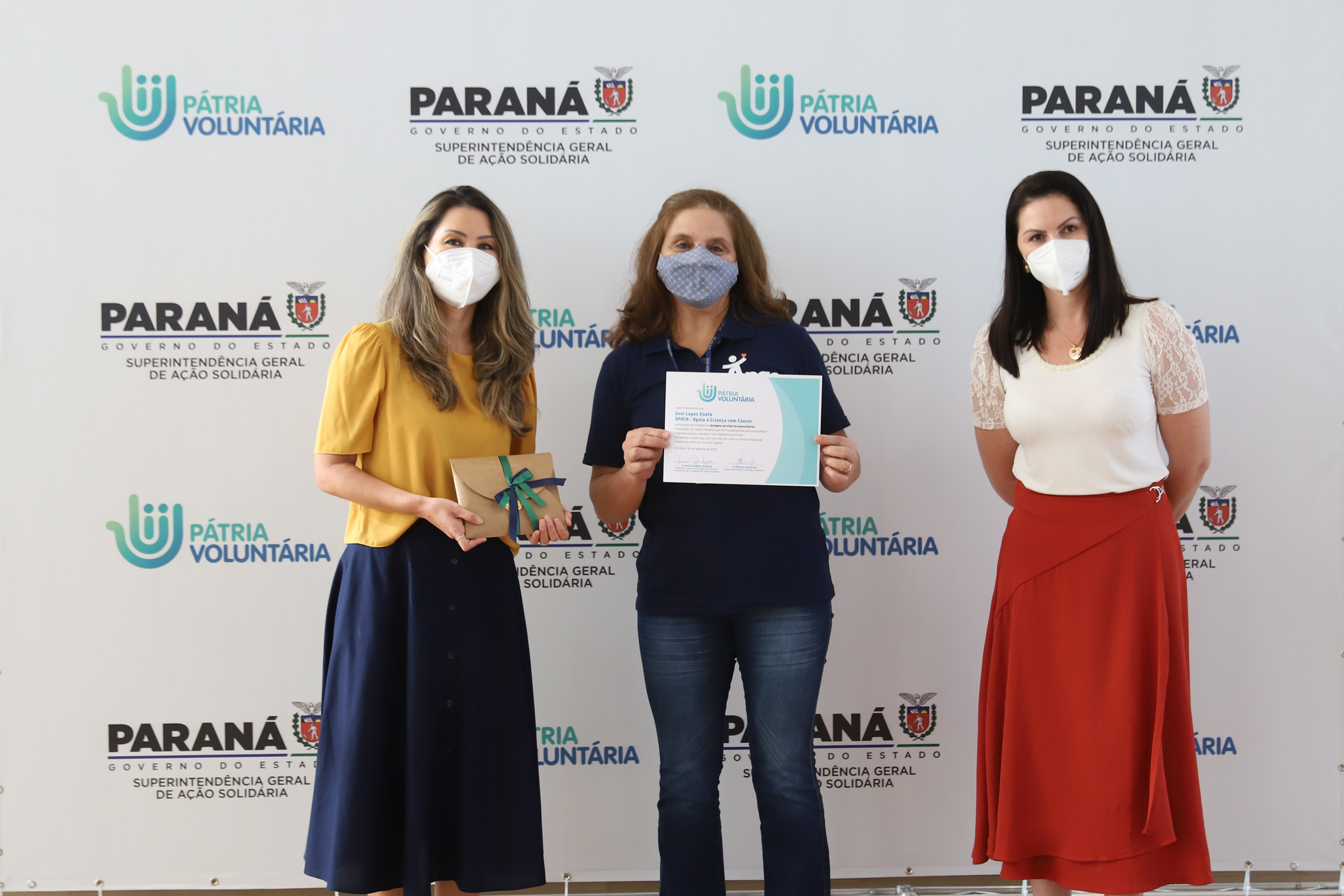 O governador Carlos Massa Ratinho Junior participa  nesta segunda-feira (23)  da premiação Amigos da Patria Voluntaria, ao lado da Presidente do conselho da Superintendência de Ação Solidária, a primeira-dama Luciana Saito Massa. 23/08/2021 - Foto: Geraldo Bubniak/AEN