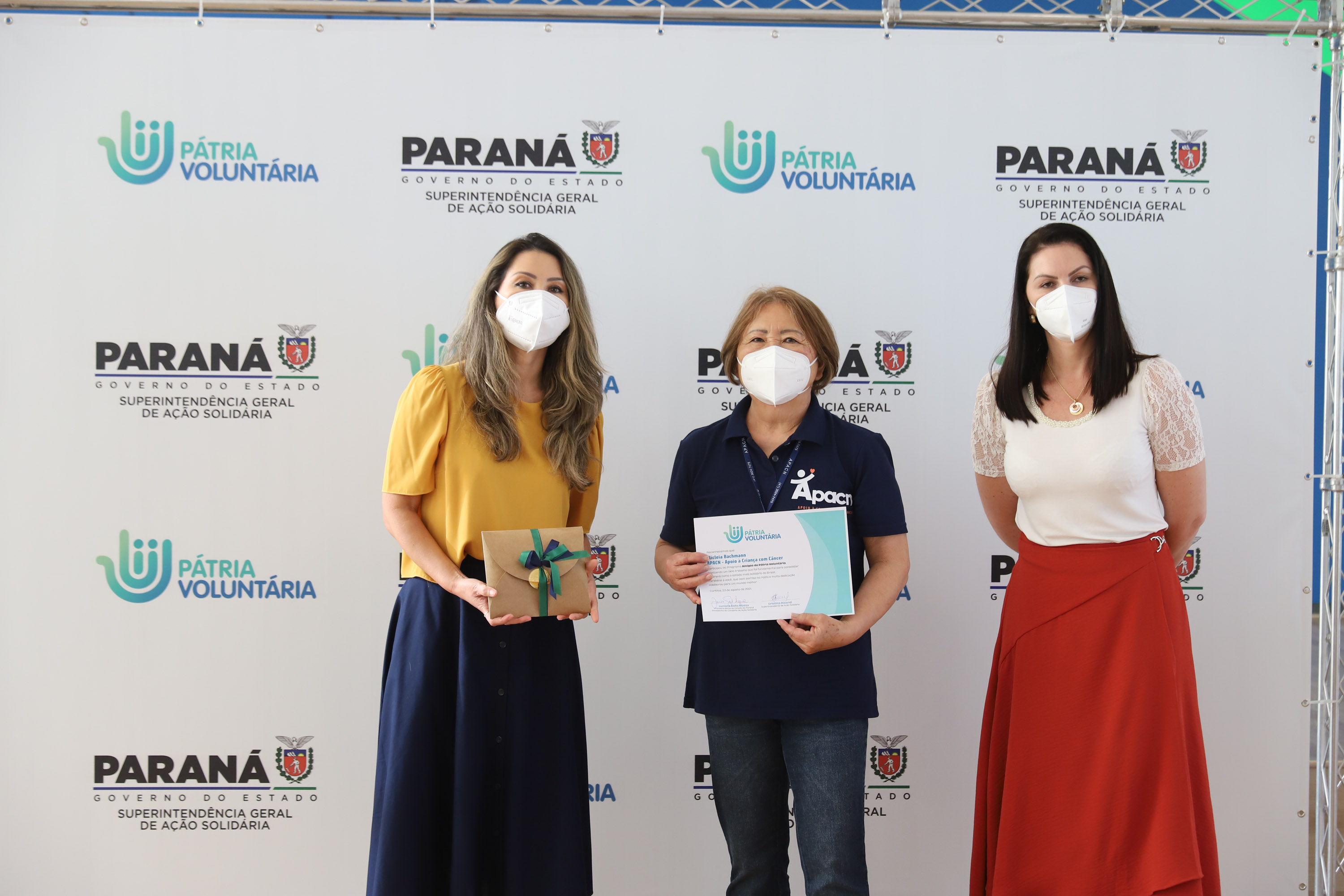 O governador Carlos Massa Ratinho Junior participa  nesta segunda-feira (23)  da premiação Amigos da Patria Voluntaria, ao lado da Presidente do conselho da Superintendência de Ação Solidária, a primeira-dama Luciana Saito Massa. 23/08/2021 - Foto: Geraldo Bubniak/AEN