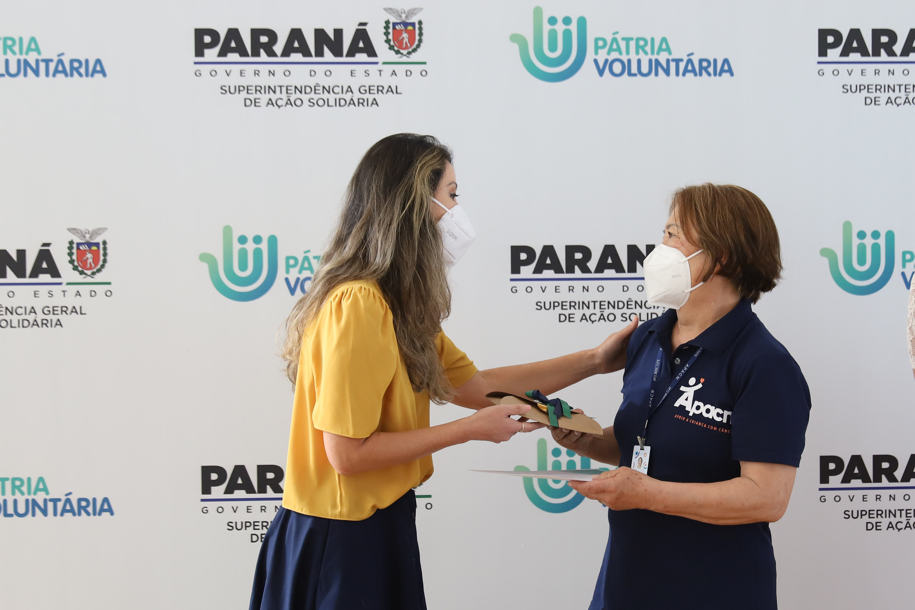 O governador Carlos Massa Ratinho Junior participa  nesta segunda-feira (23)  da premiação Amigos da Patria Voluntaria, ao lado da Presidente do conselho da Superintendência de Ação Solidária, a primeira-dama Luciana Saito Massa. 23/08/2021 - Foto: Geraldo Bubniak/AEN