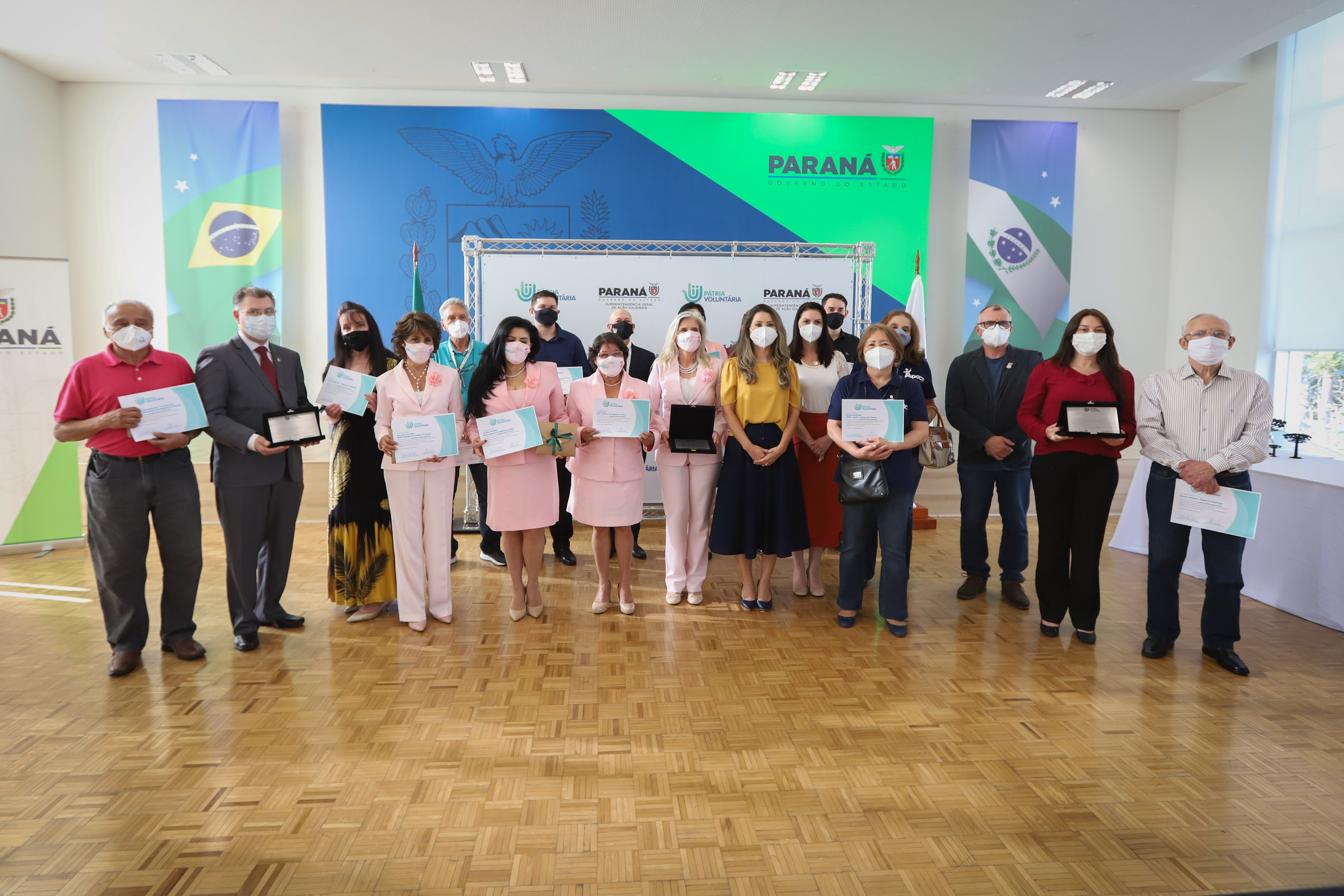 O governador Carlos Massa Ratinho Junior participa  nesta segunda-feira (23)  da premiação Amigos da Patria Voluntaria, ao lado da Presidente do conselho da Superintendência de Ação Solidária, a primeira-dama Luciana Saito Massa. 23/08/2021 - Foto: Geraldo Bubniak/AEN