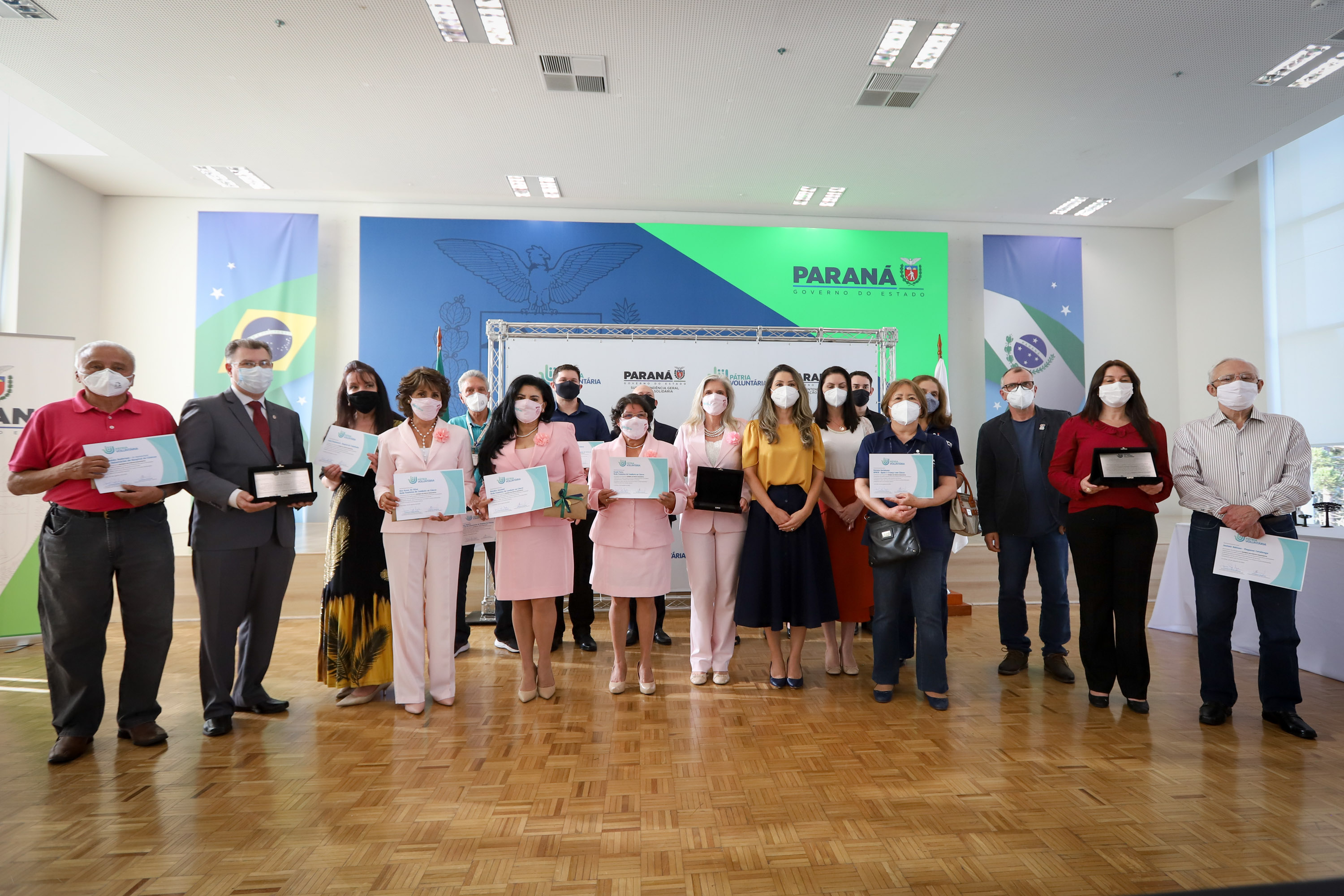 O governador Carlos Massa Ratinho Junior participa  nesta segunda-feira (23)  da premiação Amigos da Patria Voluntaria, ao lado da Presidente do conselho da Superintendência de Ação Solidária, a primeira-dama Luciana Saito Massa. 23/08/2021 - Foto: Geraldo Bubniak/AEN